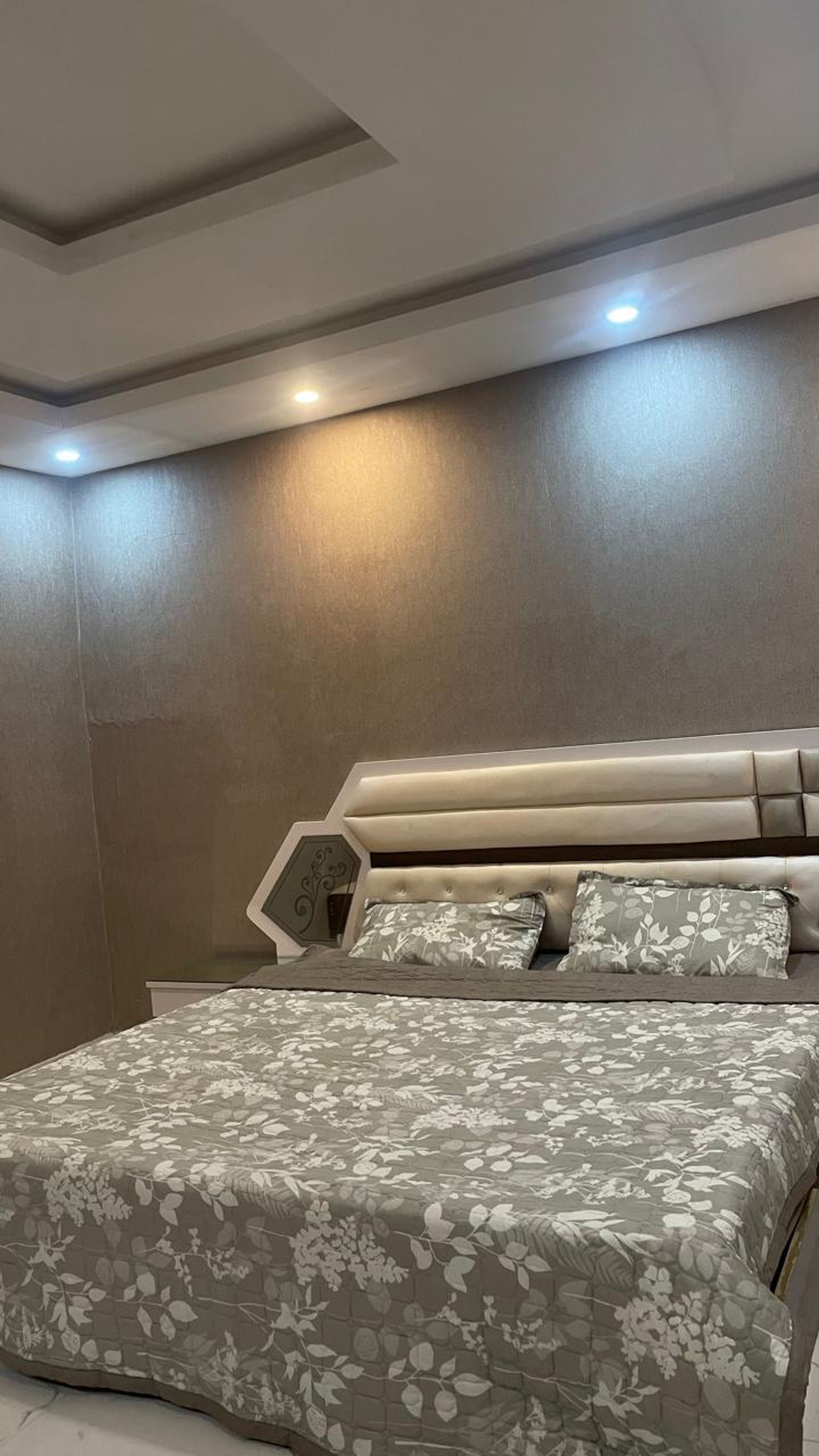 https://img.gathern.co/1400x0/1/m28tibuOmIo-ex1oUrPvpiR-AkZr6qq_.jpg