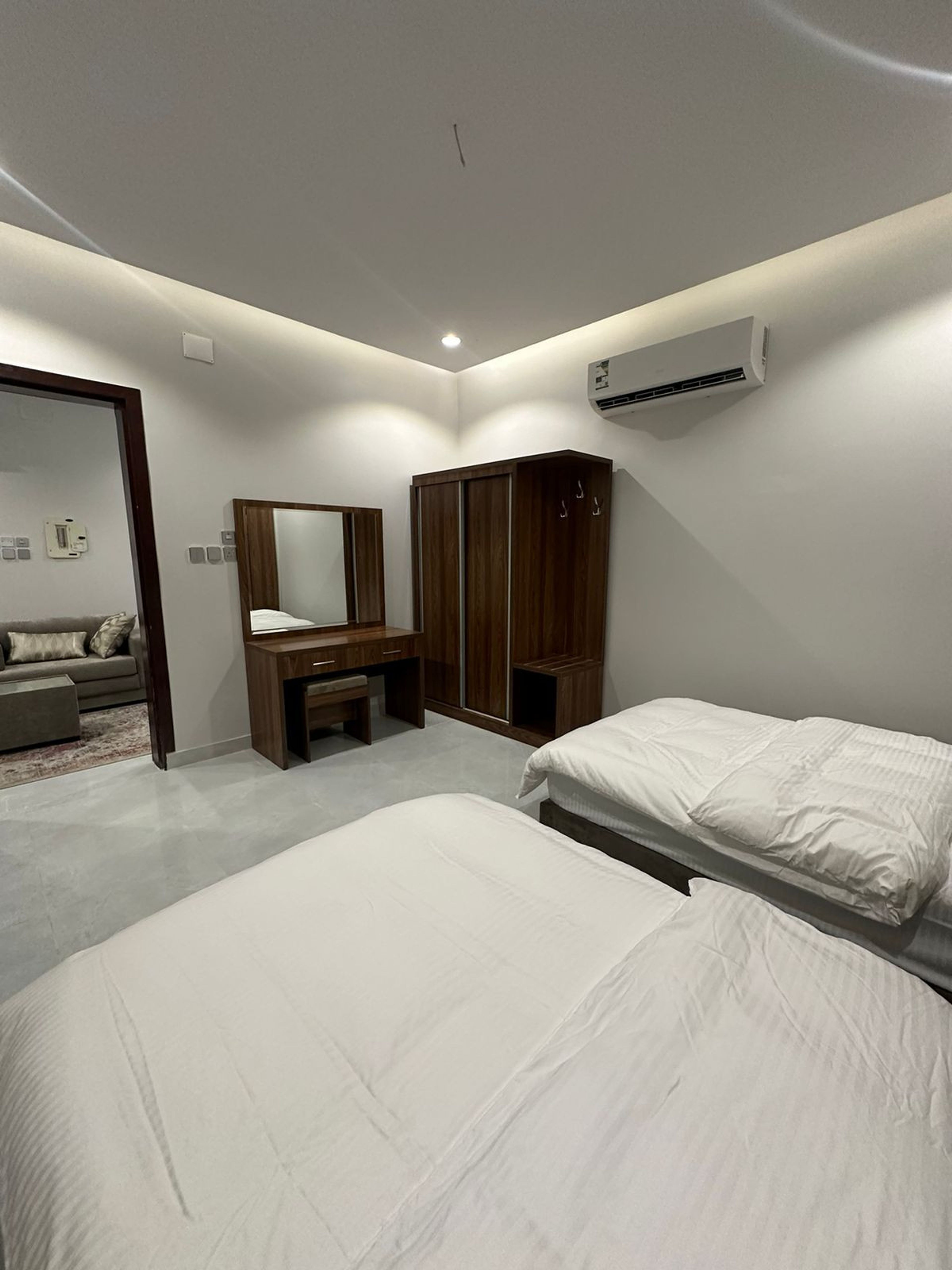 https://img.gathern.co/1024x0/1/mWR4vomUE3L5FtQPJg3ke7vxQaQ0bZJN.jpeg