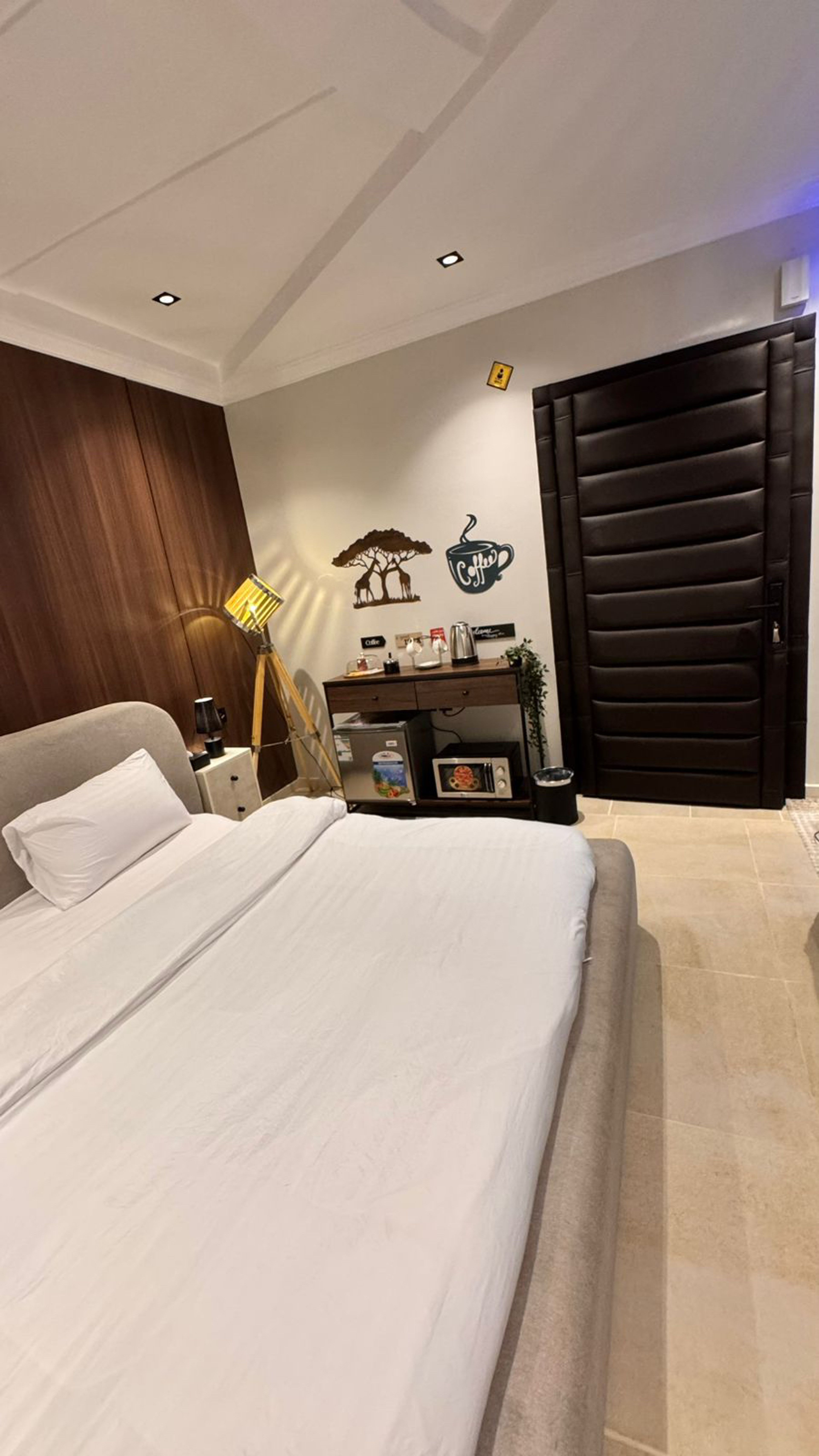 https://img.gathern.co/1024x0/1/mcQLGM8GLE4WAdUH95XkETBhi7b-NUAo.jpg