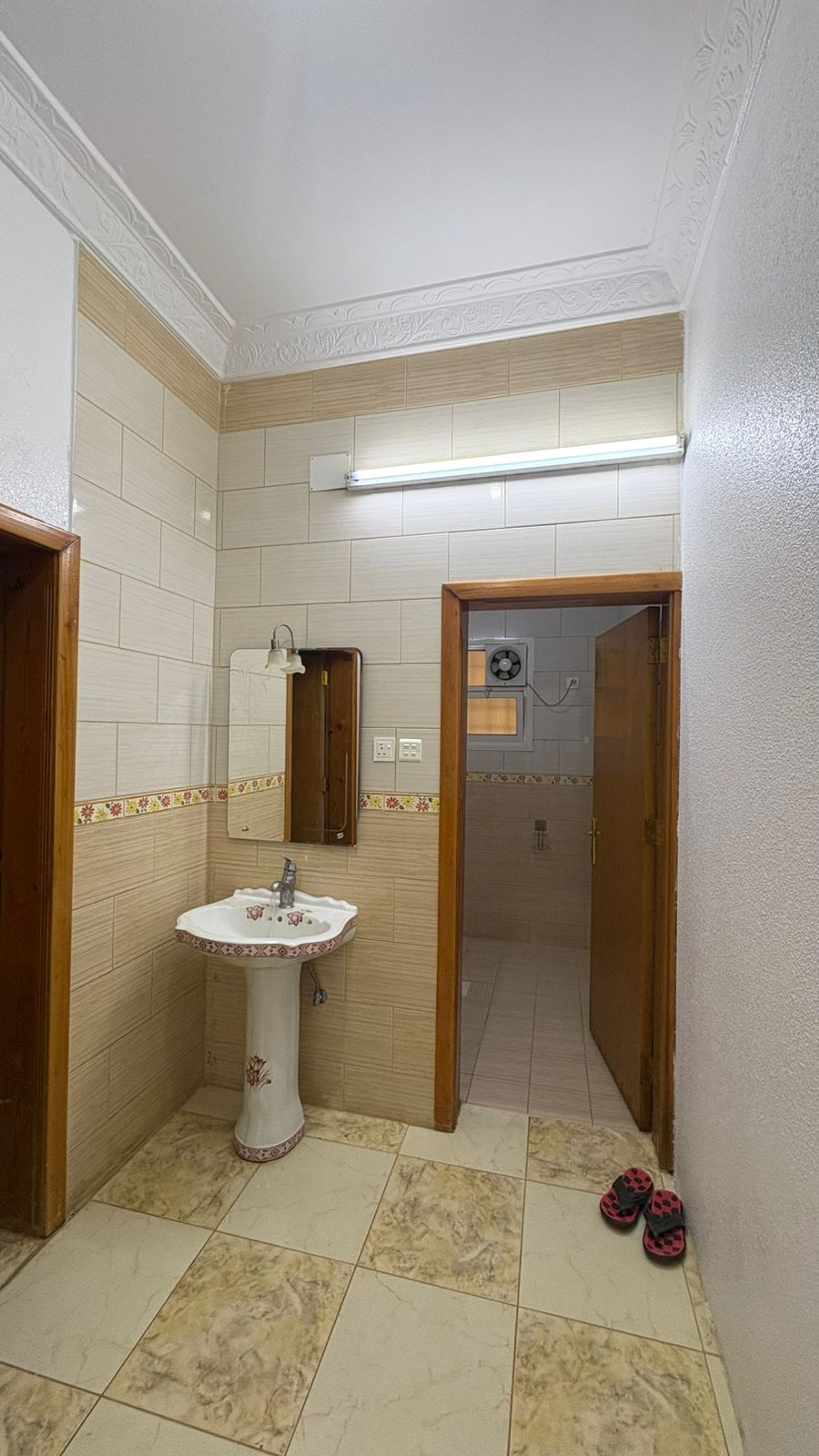 https://img.gathern.co/1024x0/1/oRvx9u5CeOxgF7RlNcmlHCdMideASDyo.jpg