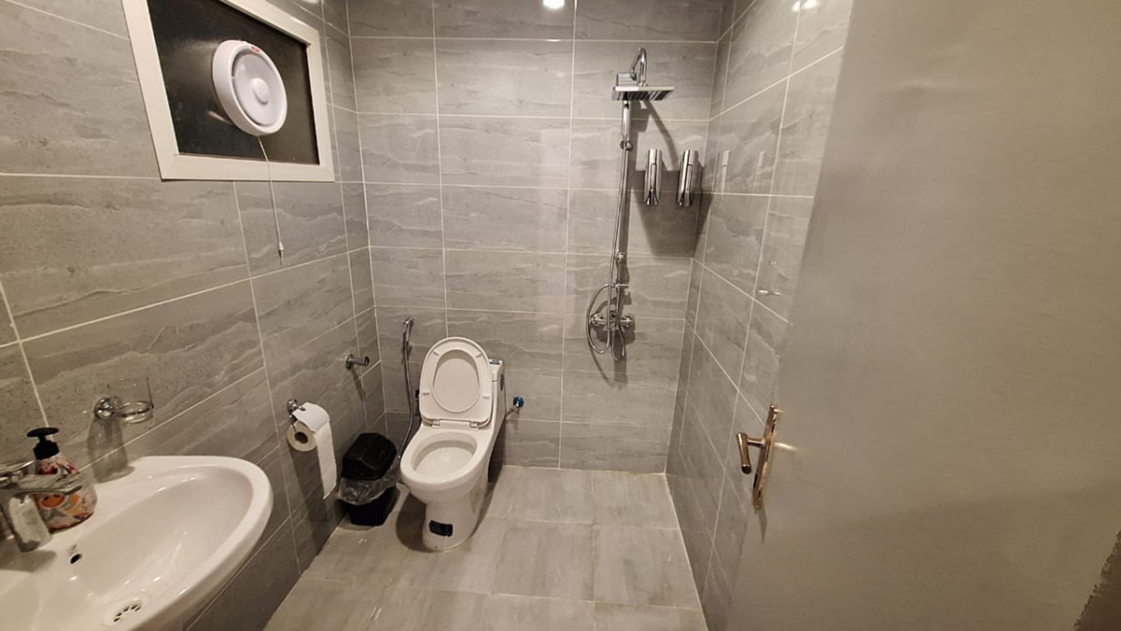 https://img.gathern.co/1400x0/1/osHqHH9xMVzLel7piT-B9lRUZCRev2bk.jpeg