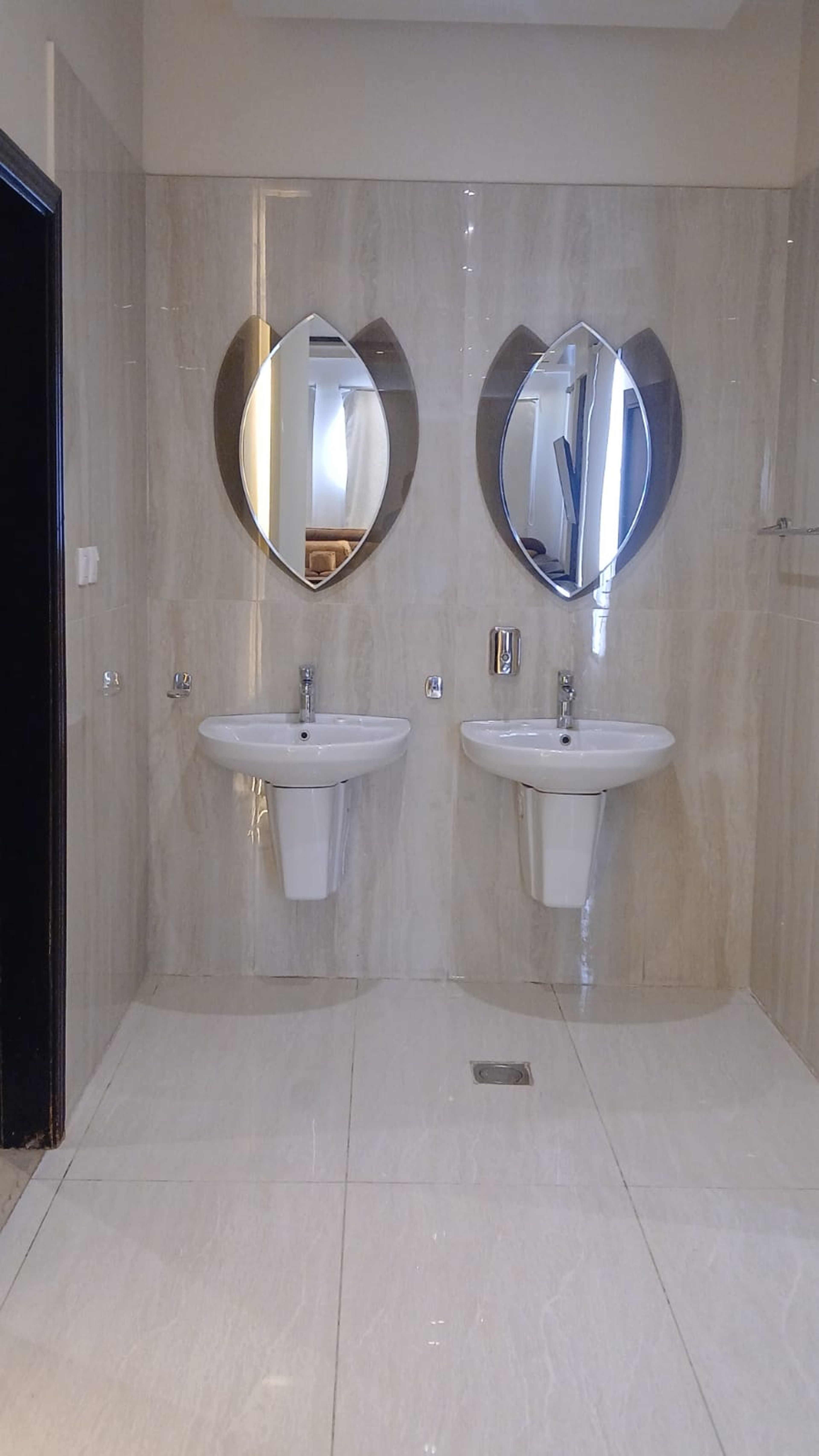 https://img.gathern.co/1400x0/1/otSp1oBFv9Xb2VhY6Lr1NIUNLtyV1PoT.jpg