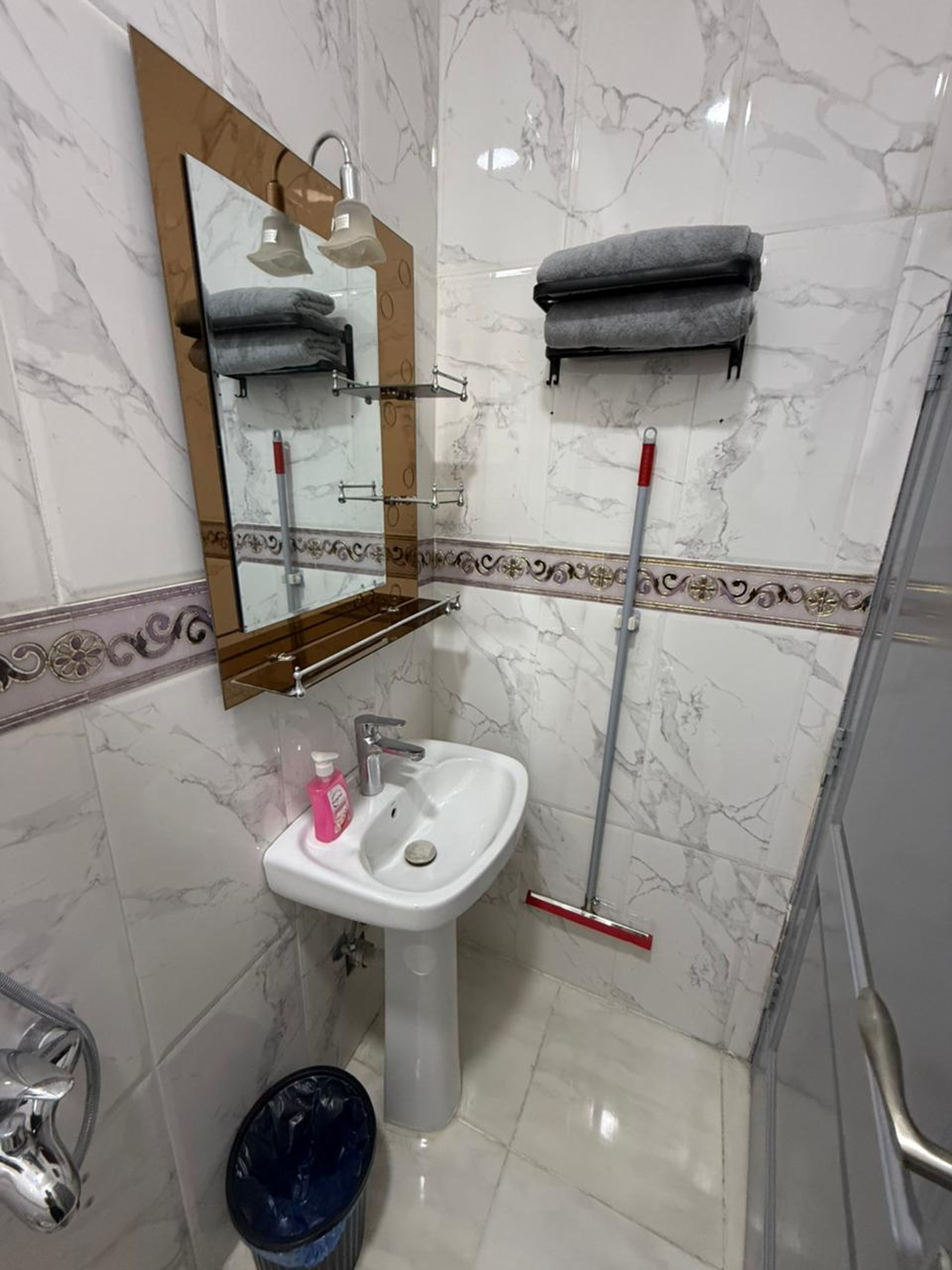 https://img.gathern.co/1400x0/1/pbzmnyuKQ25RveVAXUmG4CdBTp-pdR8a.jpeg
