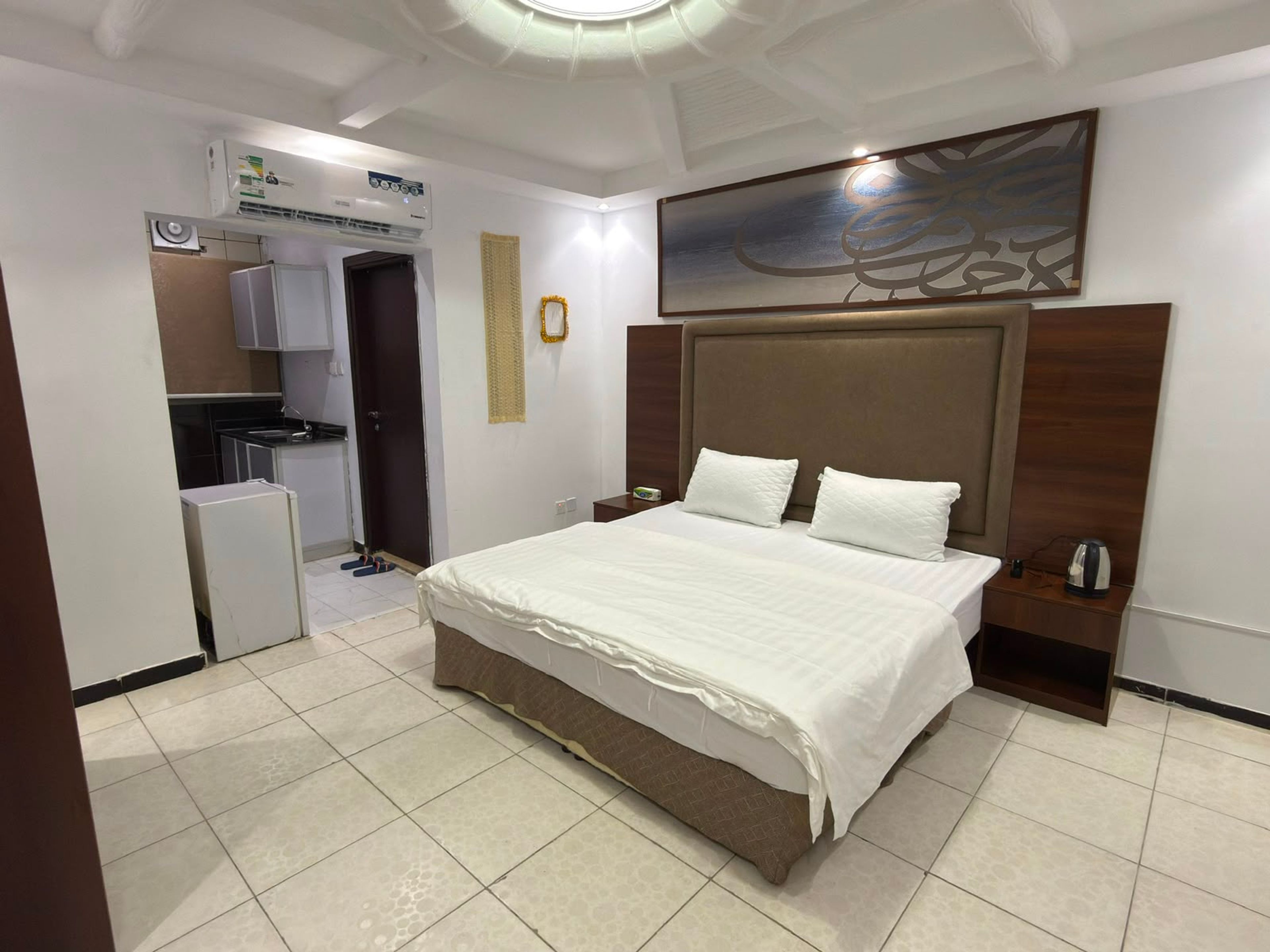 https://img.gathern.co/1024x0/1/pc3hI-yRoHyHQsj6919jDst1z9wEanRe.jpeg