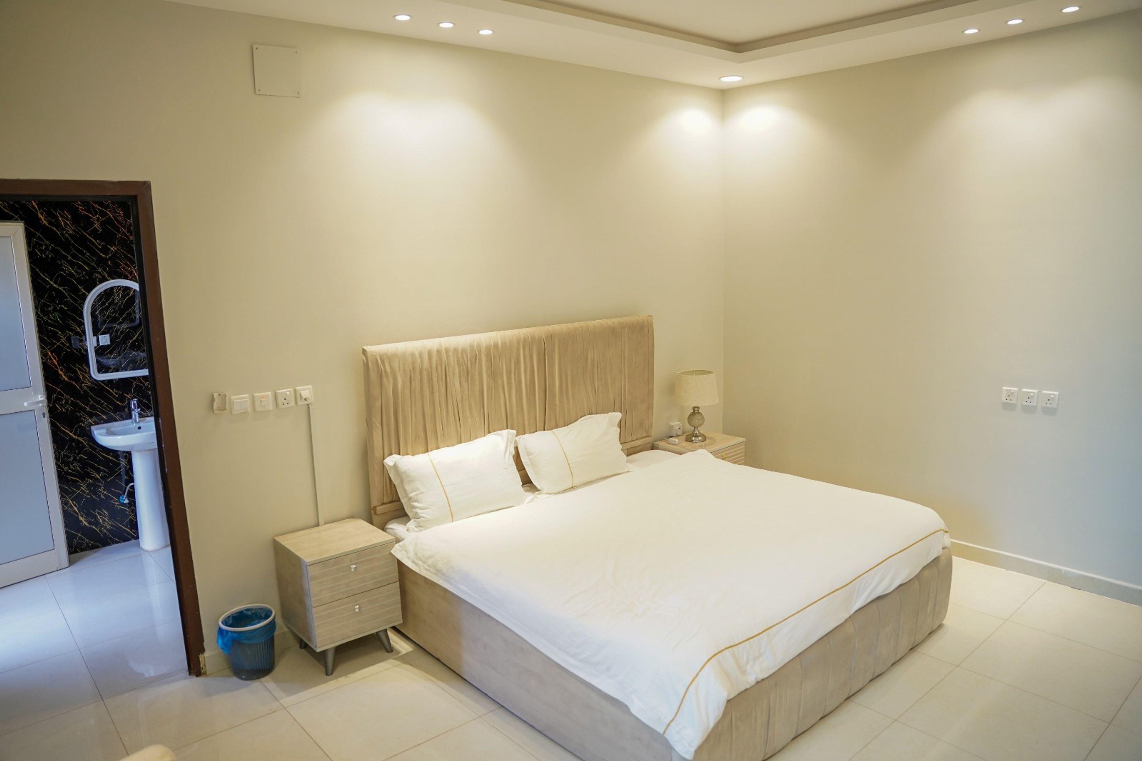 https://img.gathern.co/1024x0/1/qE96rnba2IRf8nmKdv2t6d-q8vjKyYu3.jpg