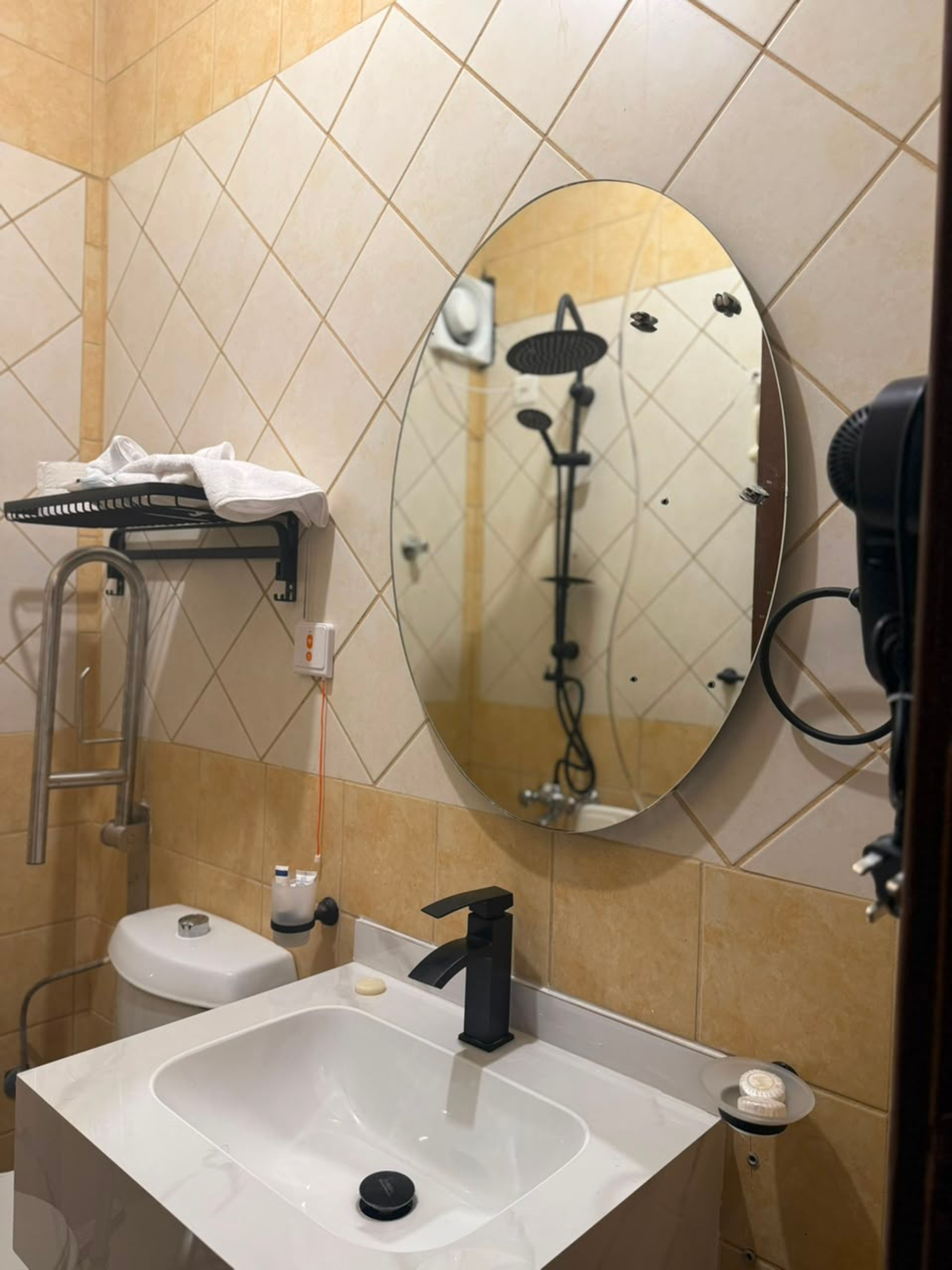 https://img.gathern.co/1024x0/1/qHRU_OP3NGTe-YiNA6kk4ypHwq6WCYey.jpg
