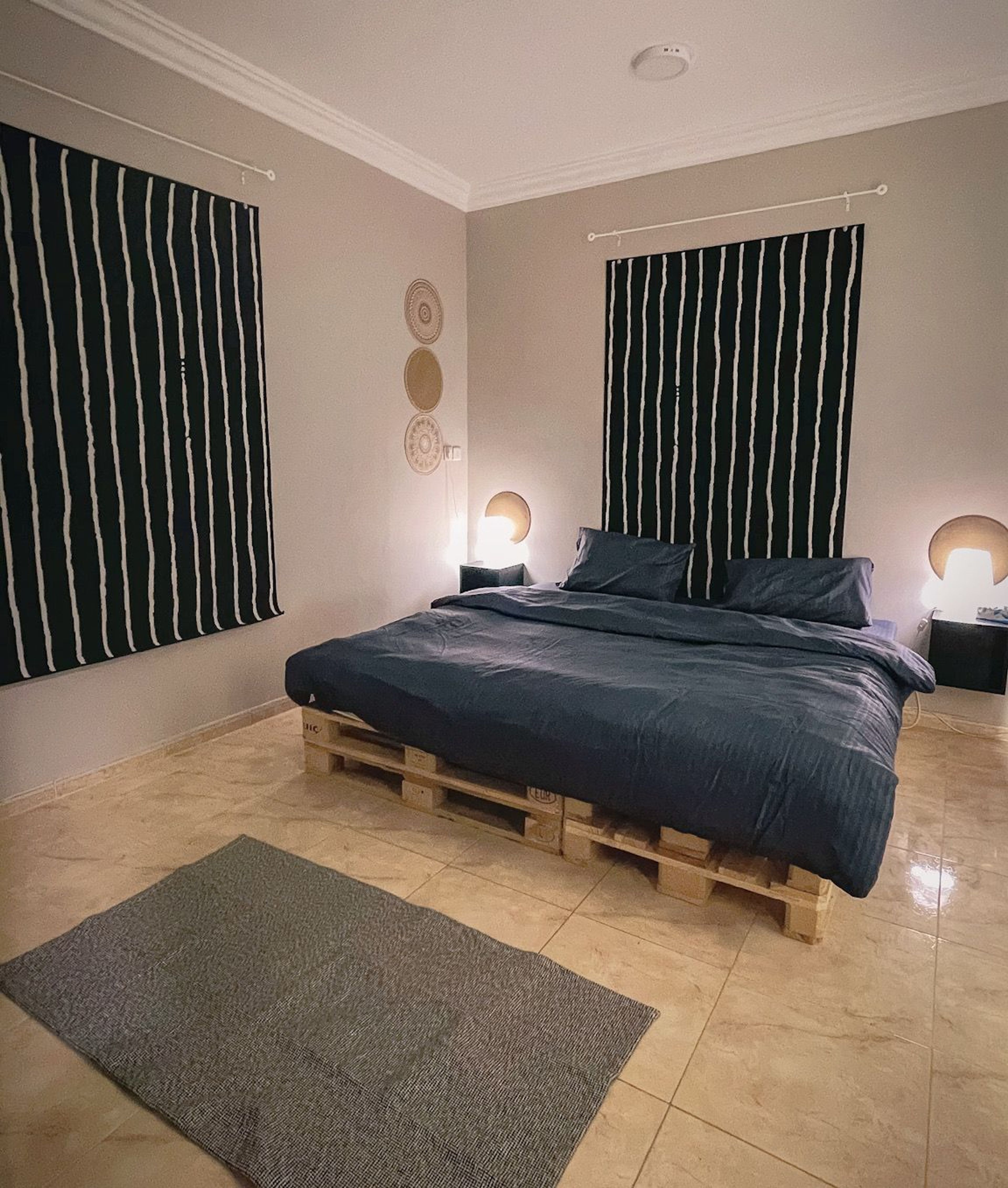 https://img.gathern.co/1400x0/1/qNKevH3hlxyJ1IHvqt2l8Zeuqdo7UbS3.jpeg