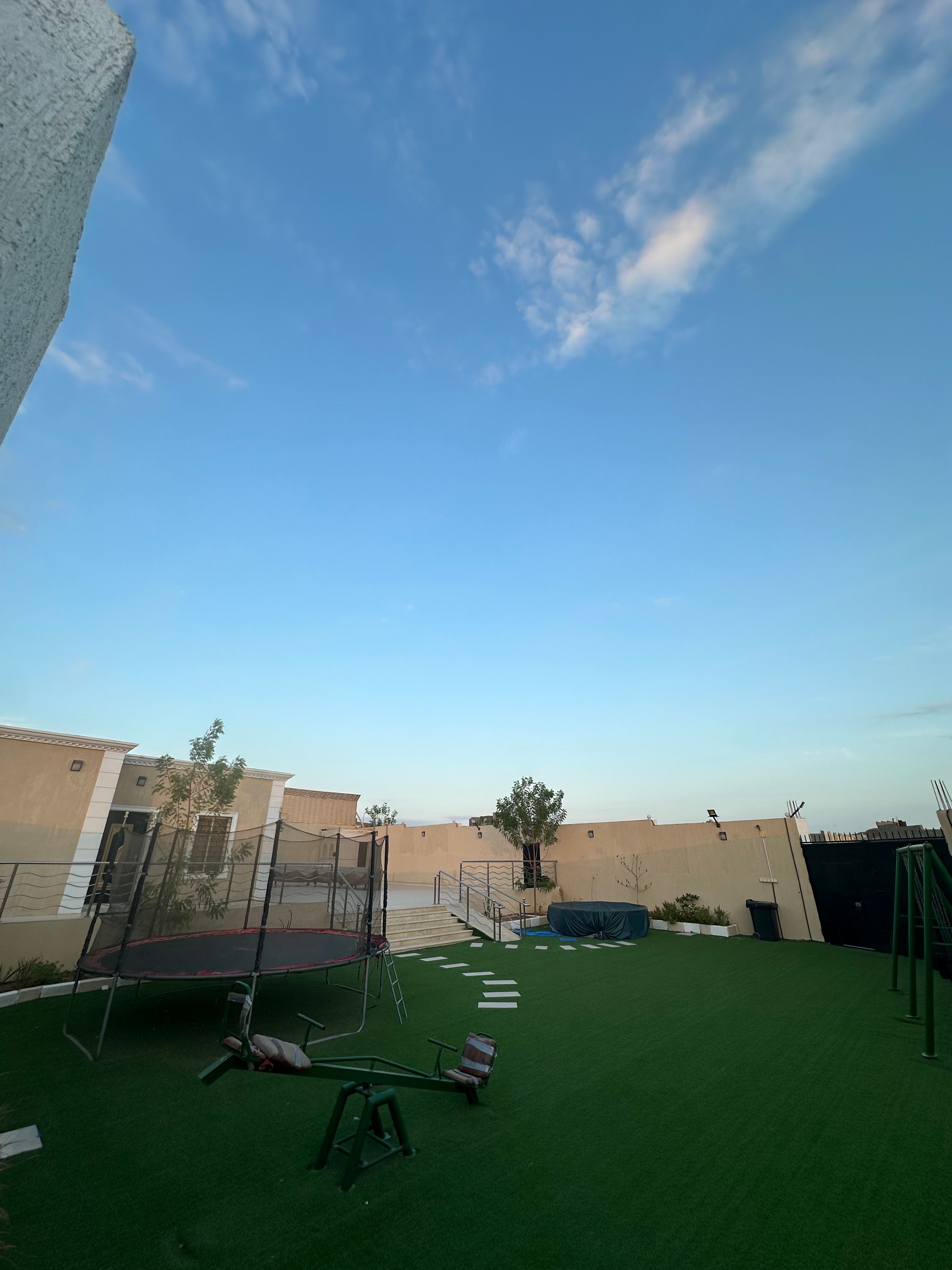 https://img.gathern.co/1400x0/1/qRh9sW6iivFopBJSbizNJc-OwVXIMKhS.jpg