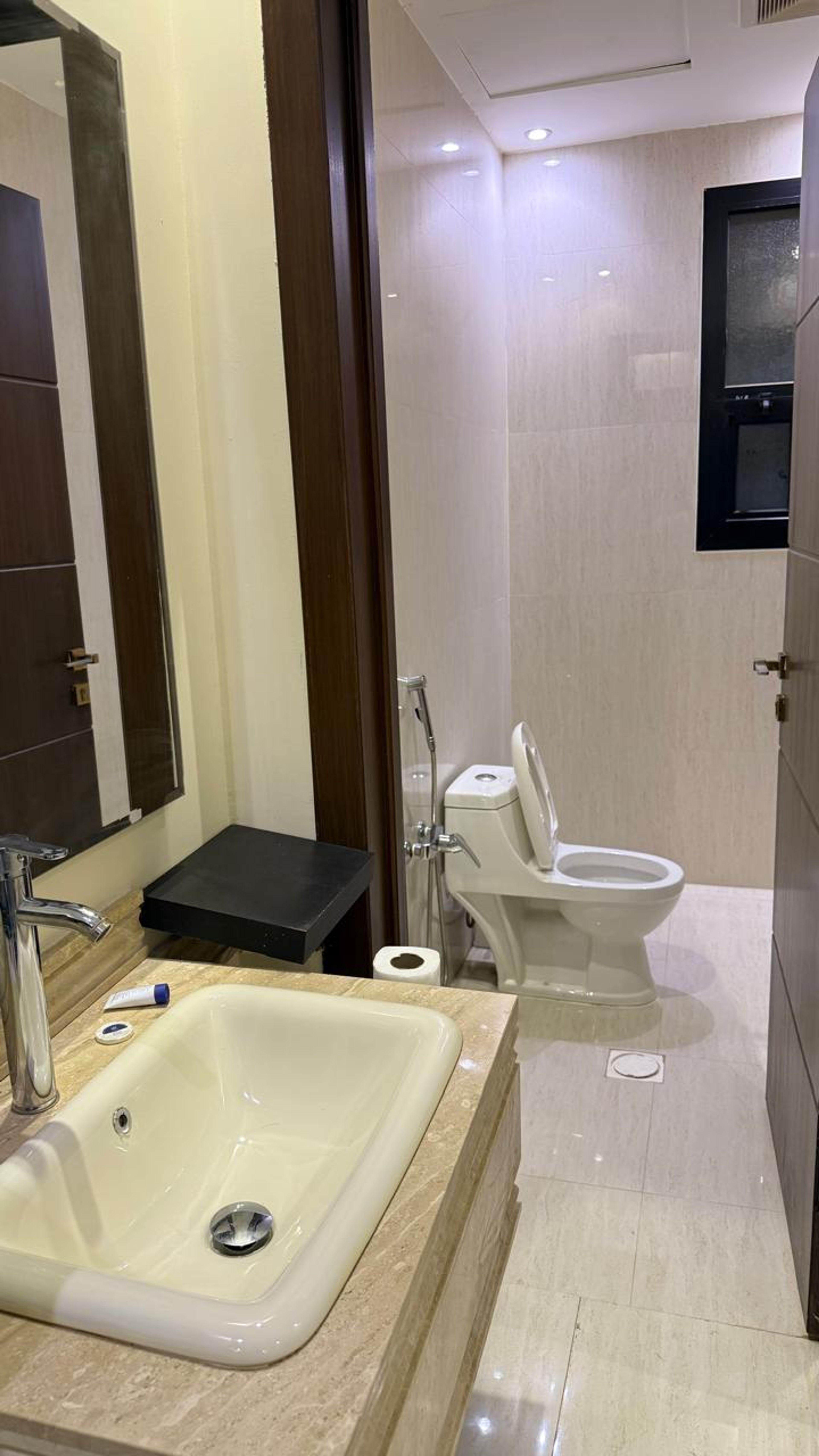 https://img.gathern.co/1400x0/1/qtIrlGcpSTy7jt8iUJRctgNJroGe1LI9.jpg
