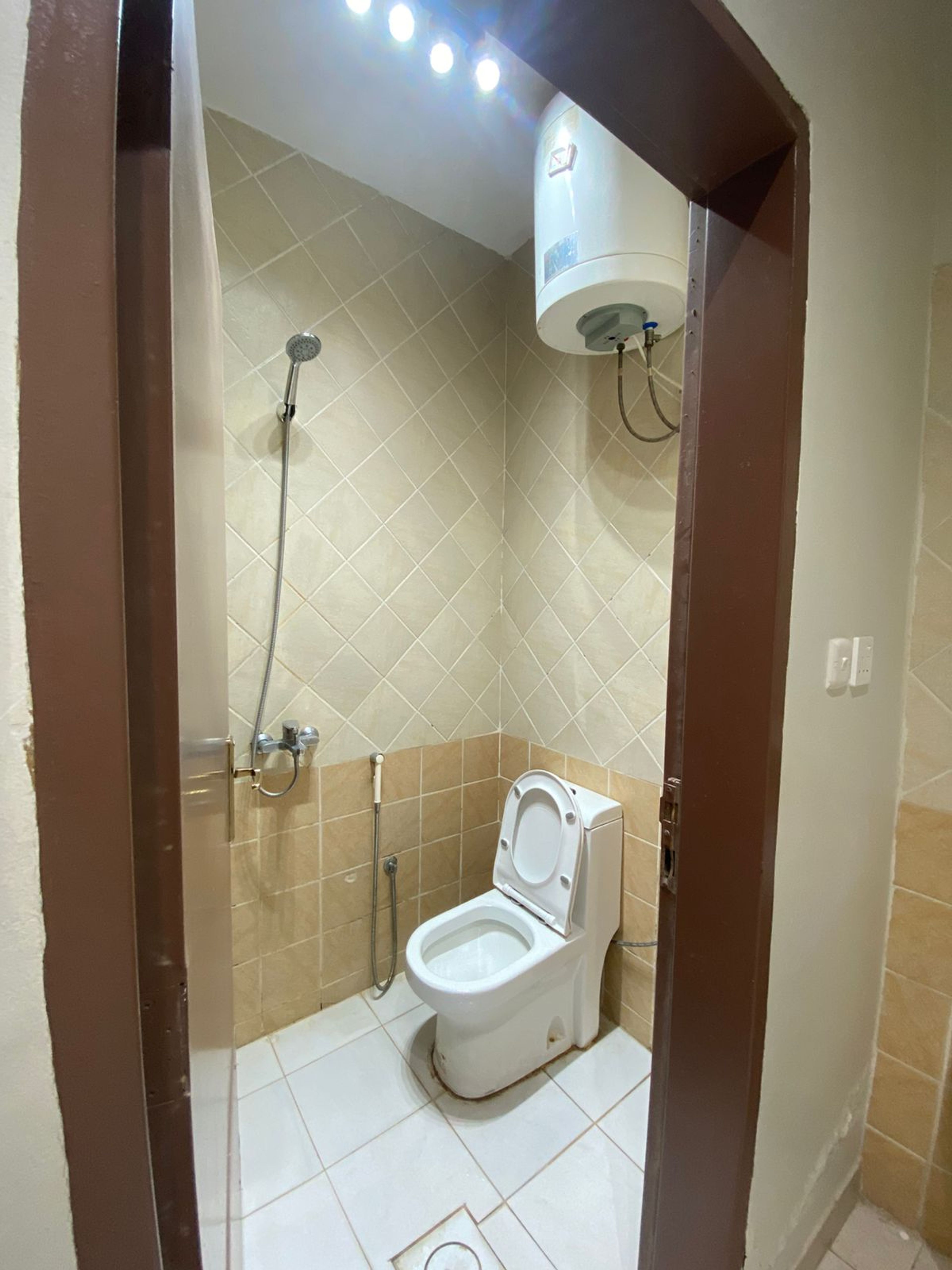 https://img.gathern.co/1024x0/1/qwrUrSmAwte_6NCbJz9xuRYo-zNeI5jY.jpeg