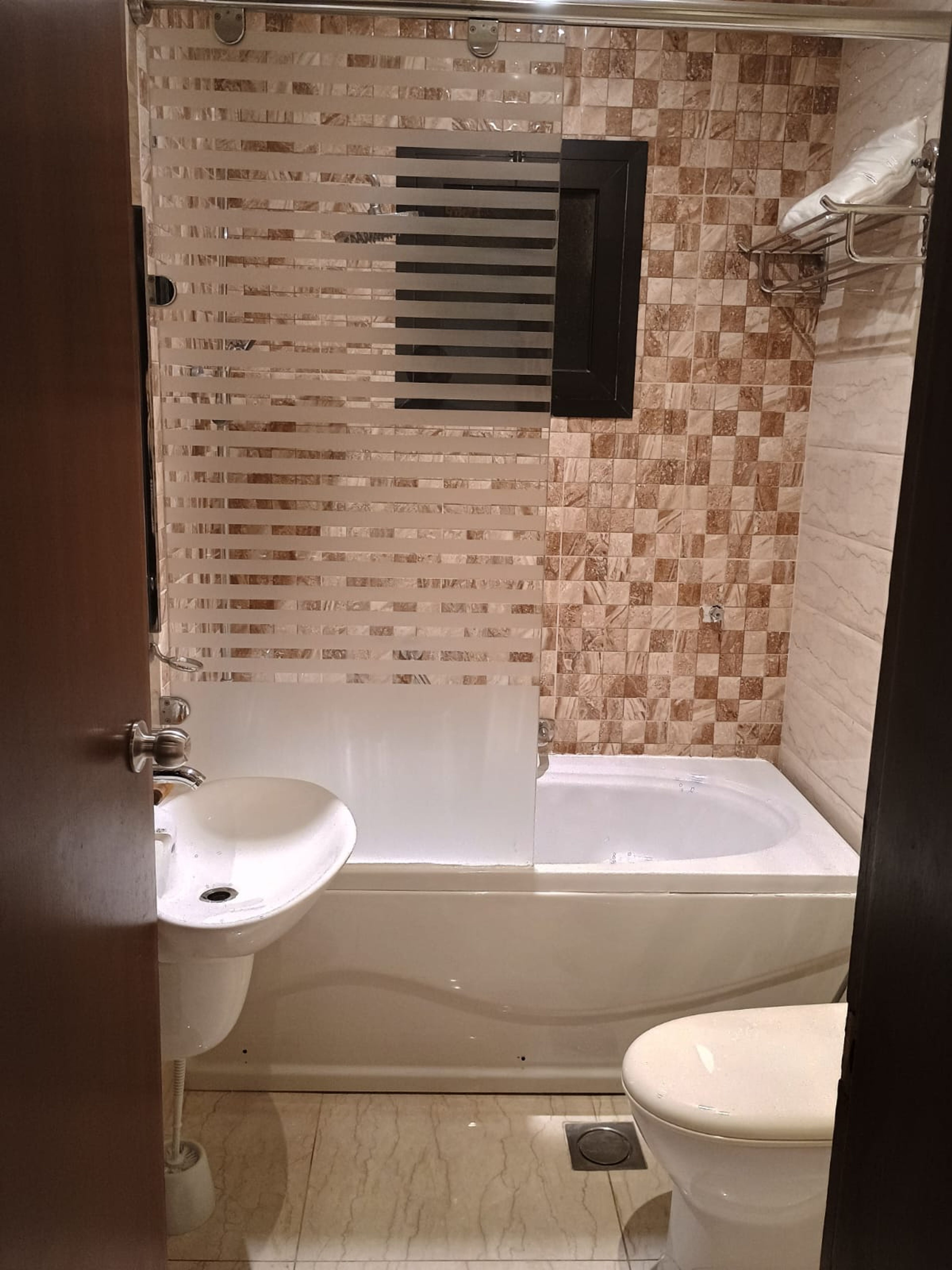 https://img.gathern.co/1400x0/1/r-R7oFMSiGNGGqLBTP_4sYrE_1EqffcI.jpeg