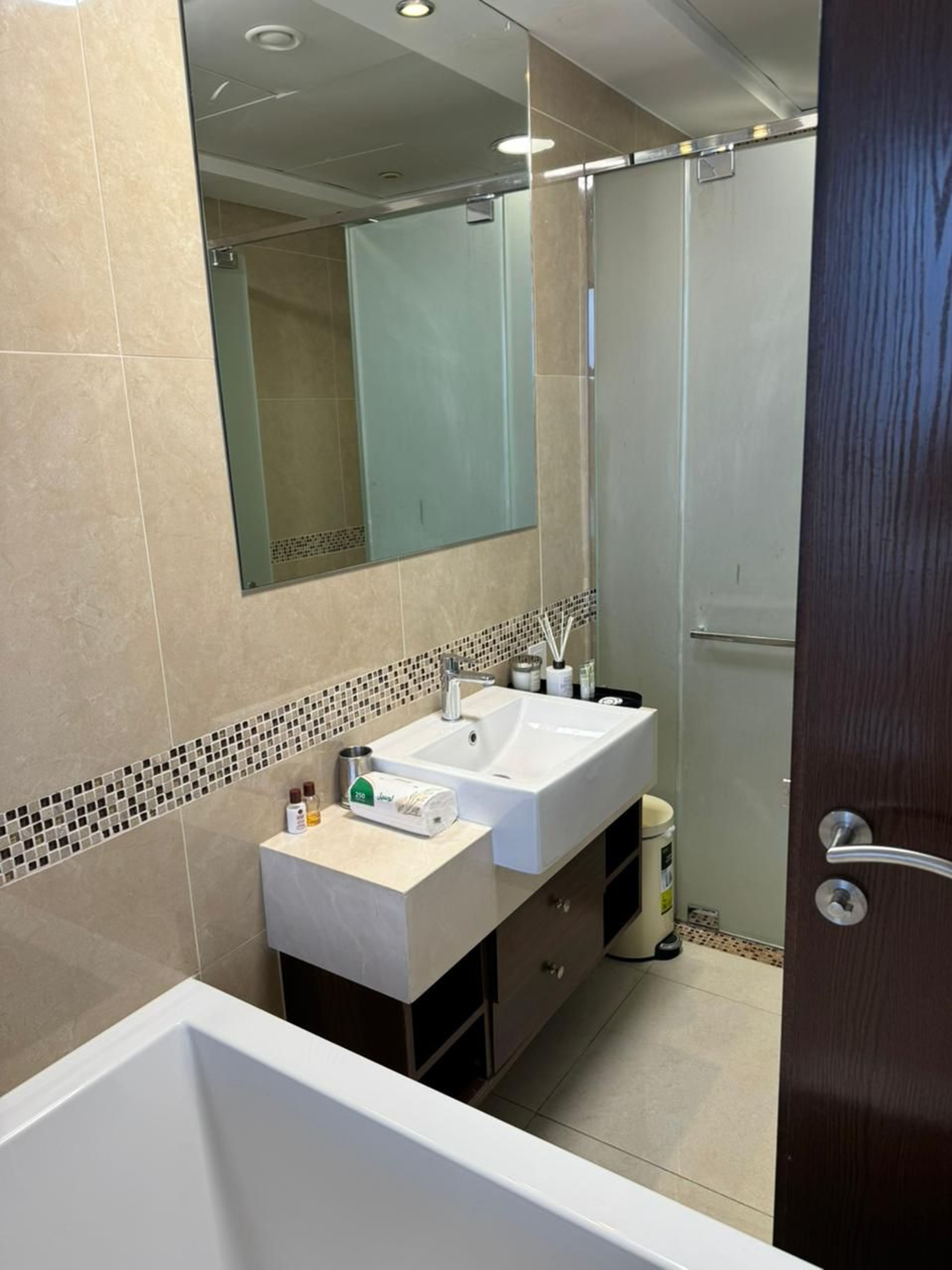 https://img.gathern.co/1400x0/1/rZppLqR5brOVrG1ejXtzSNTG4ZF5qJDL.jpeg