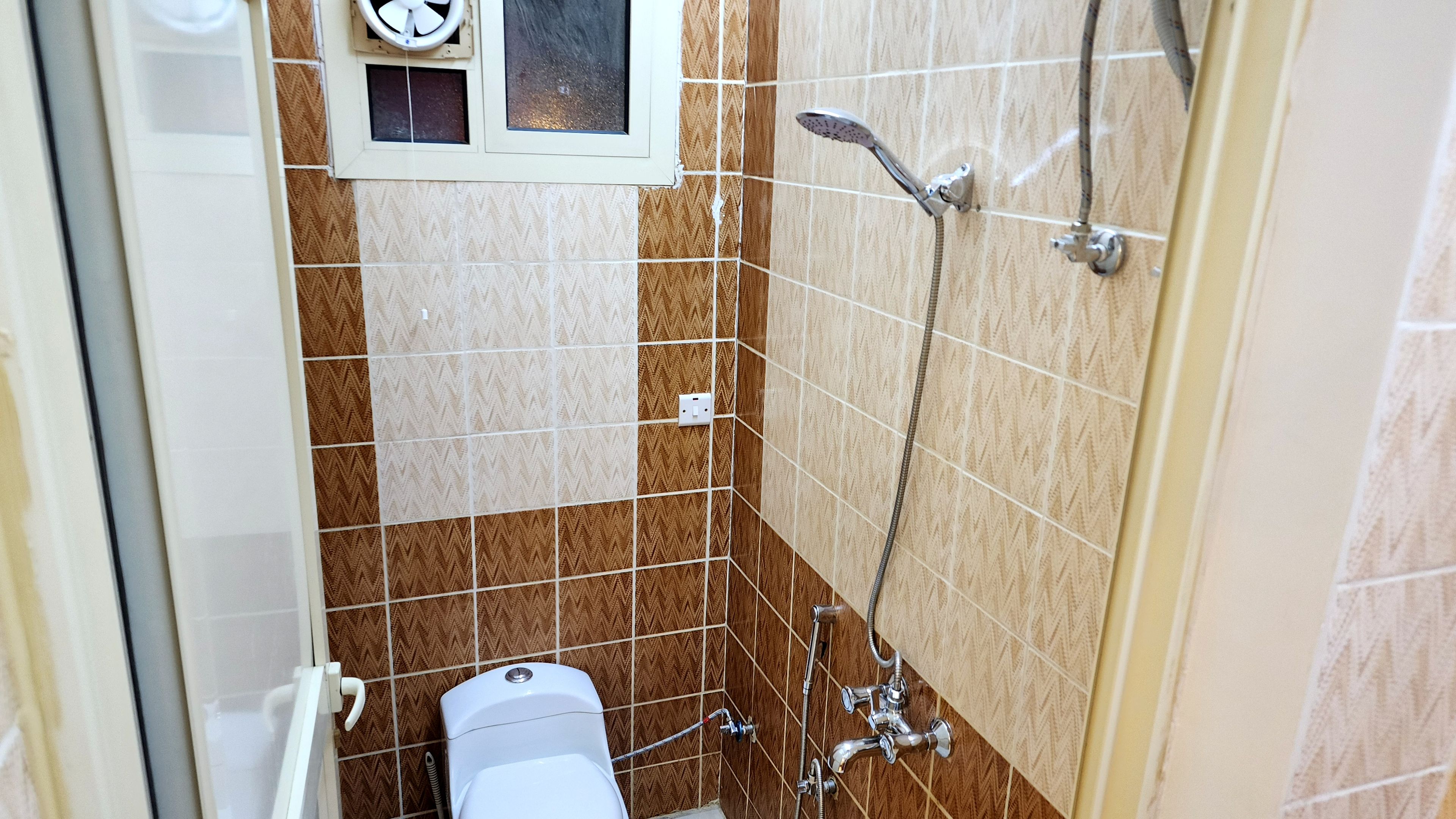 https://img.gathern.co/1400x0/1/tDMHytM6bTDKN8SVLpfnoTTtVHIFqKBU.jpg