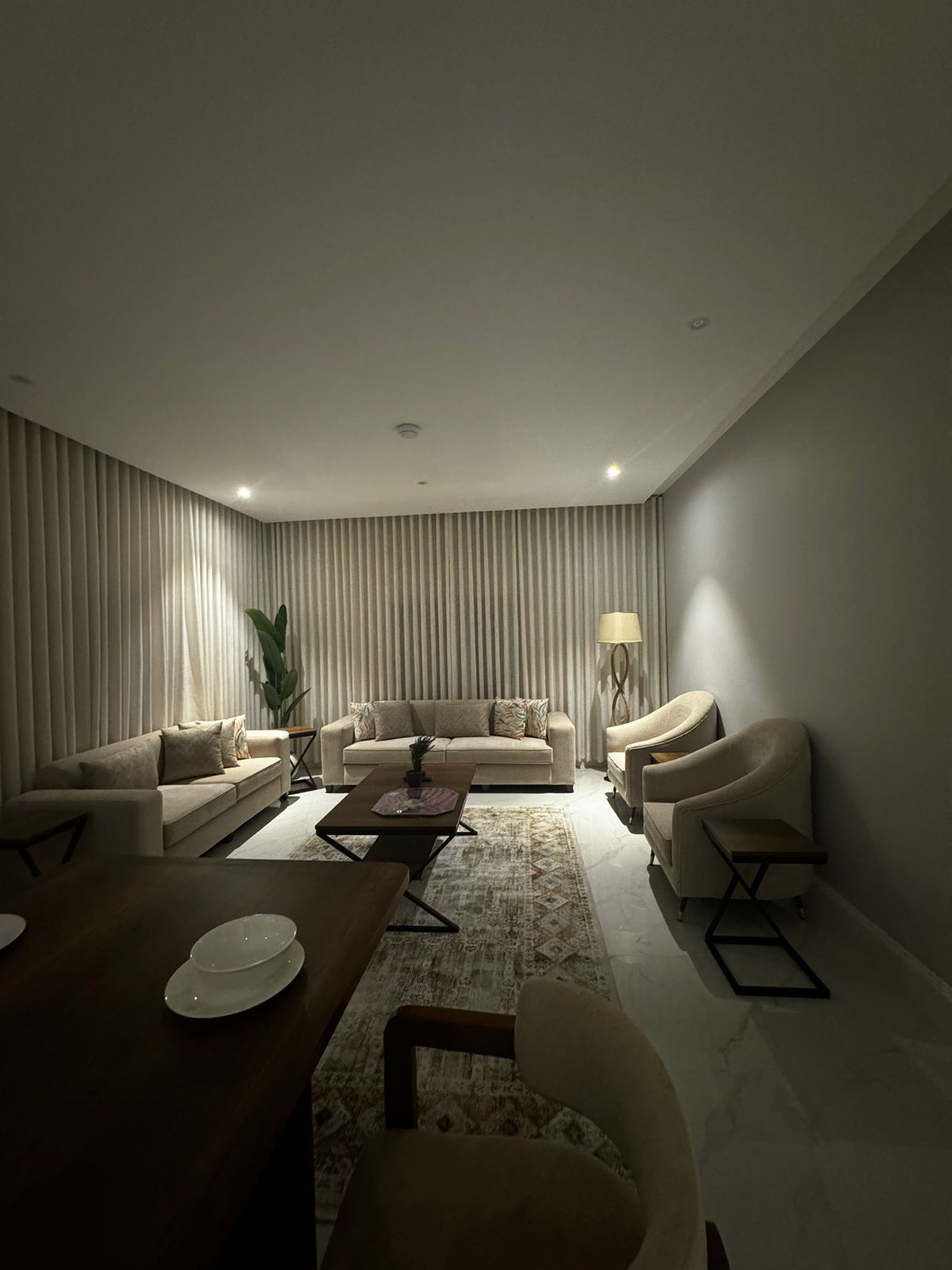 https://img.gathern.co/1400x0/1/tbfjUbeleK3Ex5Q0QRl-J92oF3t1CgiL.jpg