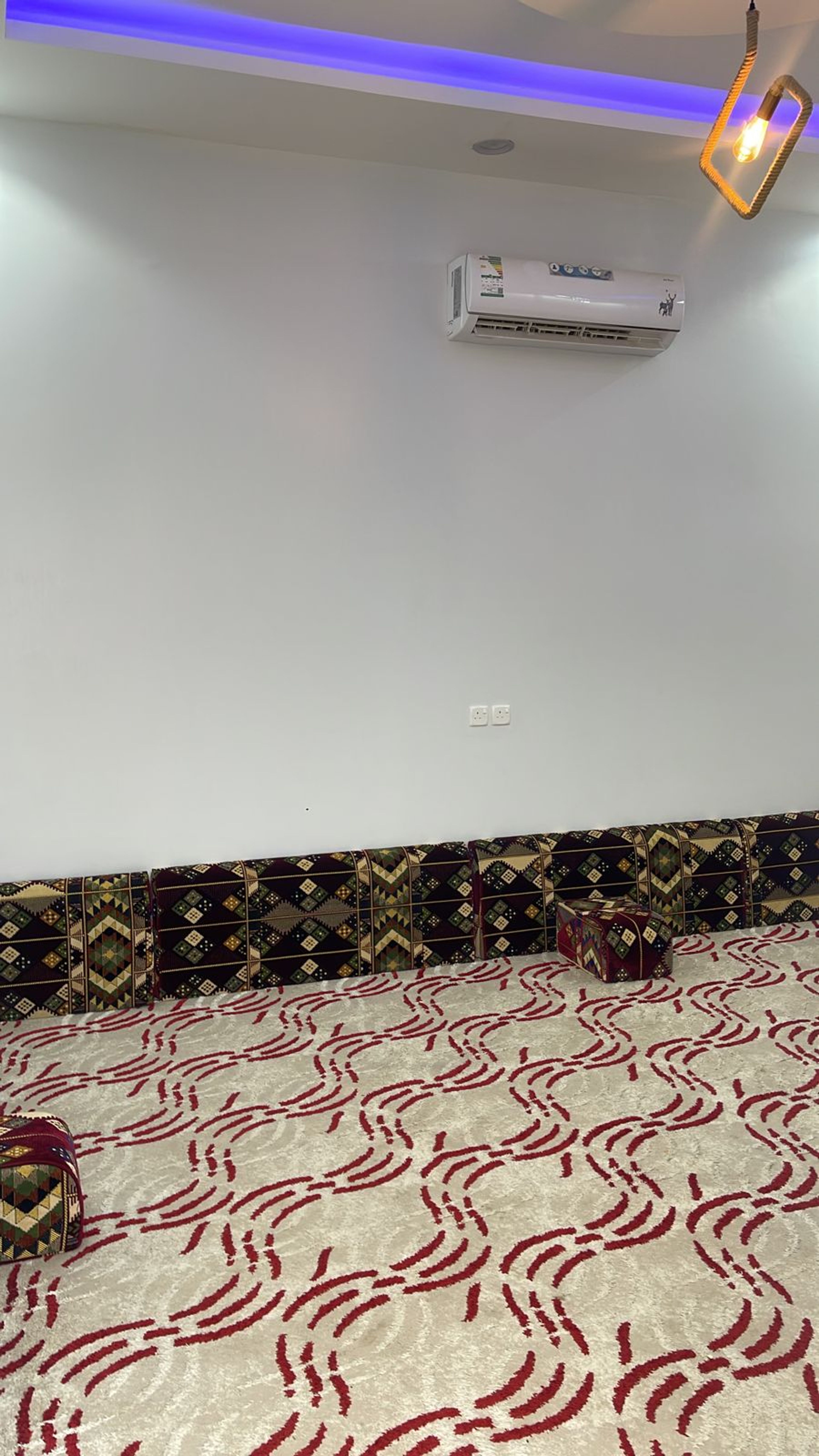 https://img.gathern.co/1400x0/1/tgWpSwVKqI9Oo-oqlj1q5Q6d_hIQijs-.jpeg
