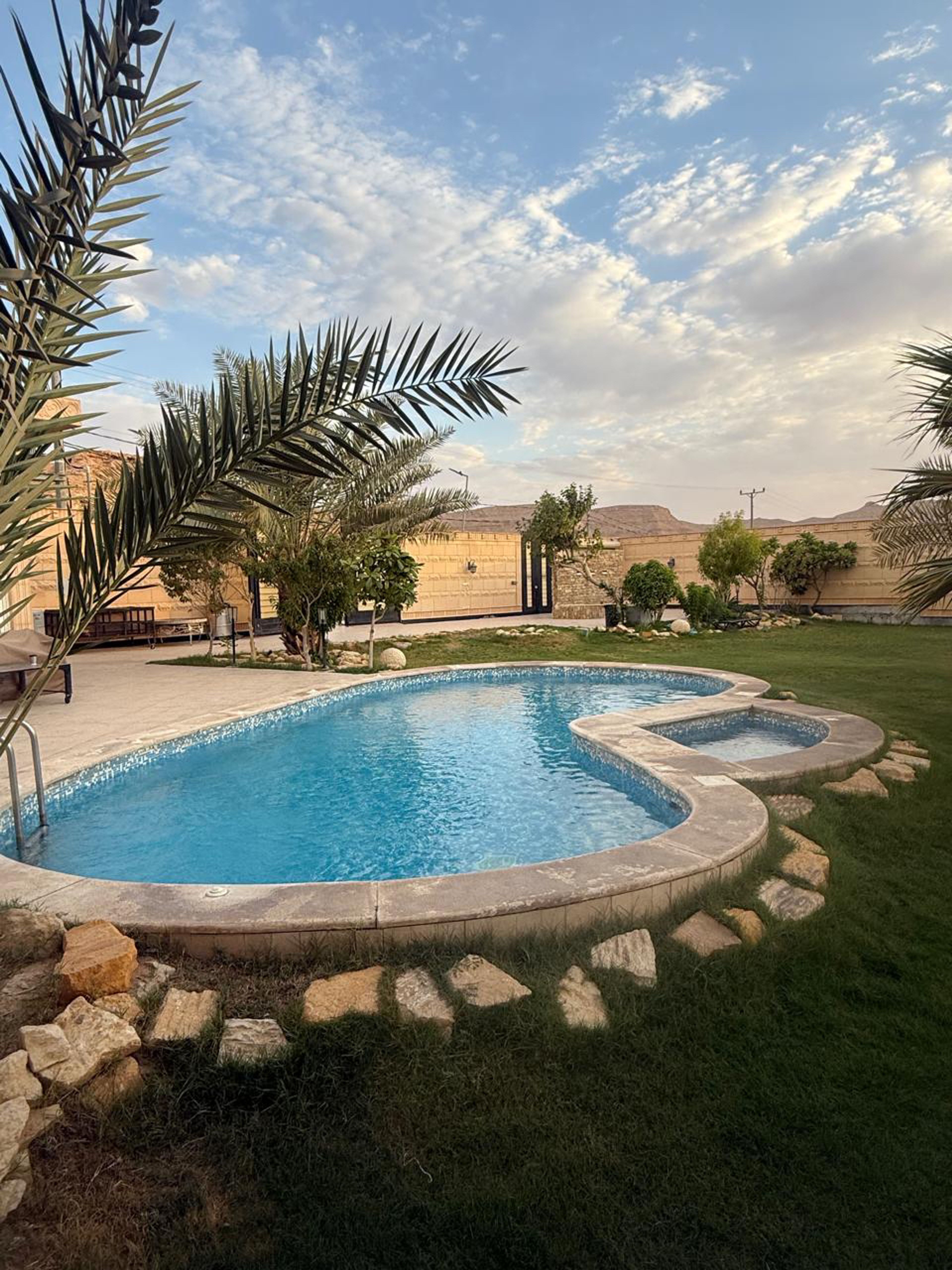 https://img.gathern.co/1024x0/1/ubOYdQbXfgJj21BUbiDjeeh556bGIX1v.jpg