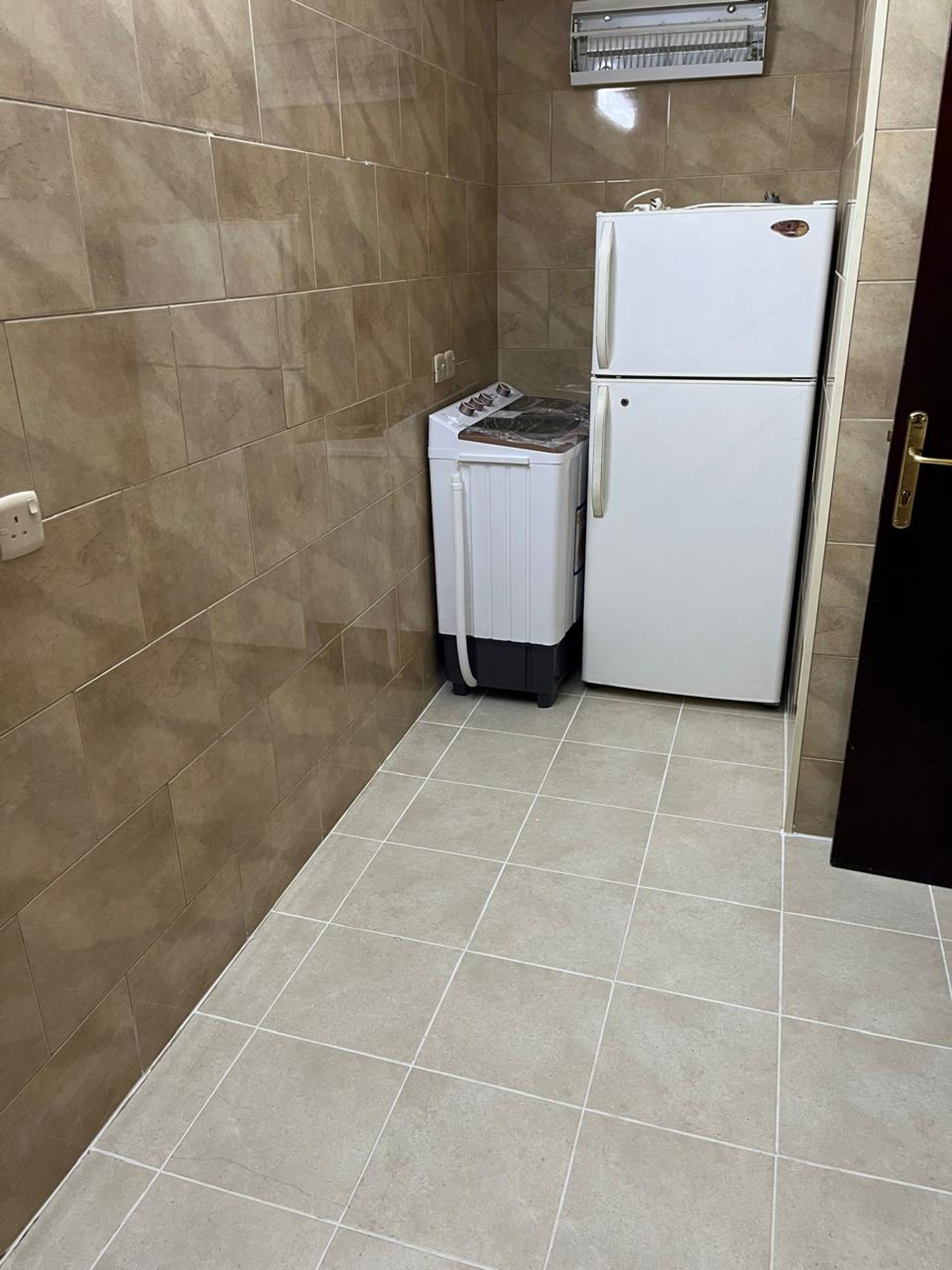 https://img.gathern.co/1400x0/1/v9qe7x35Aqp7F7-L4bCQ-LLyybK6kbco.jpg