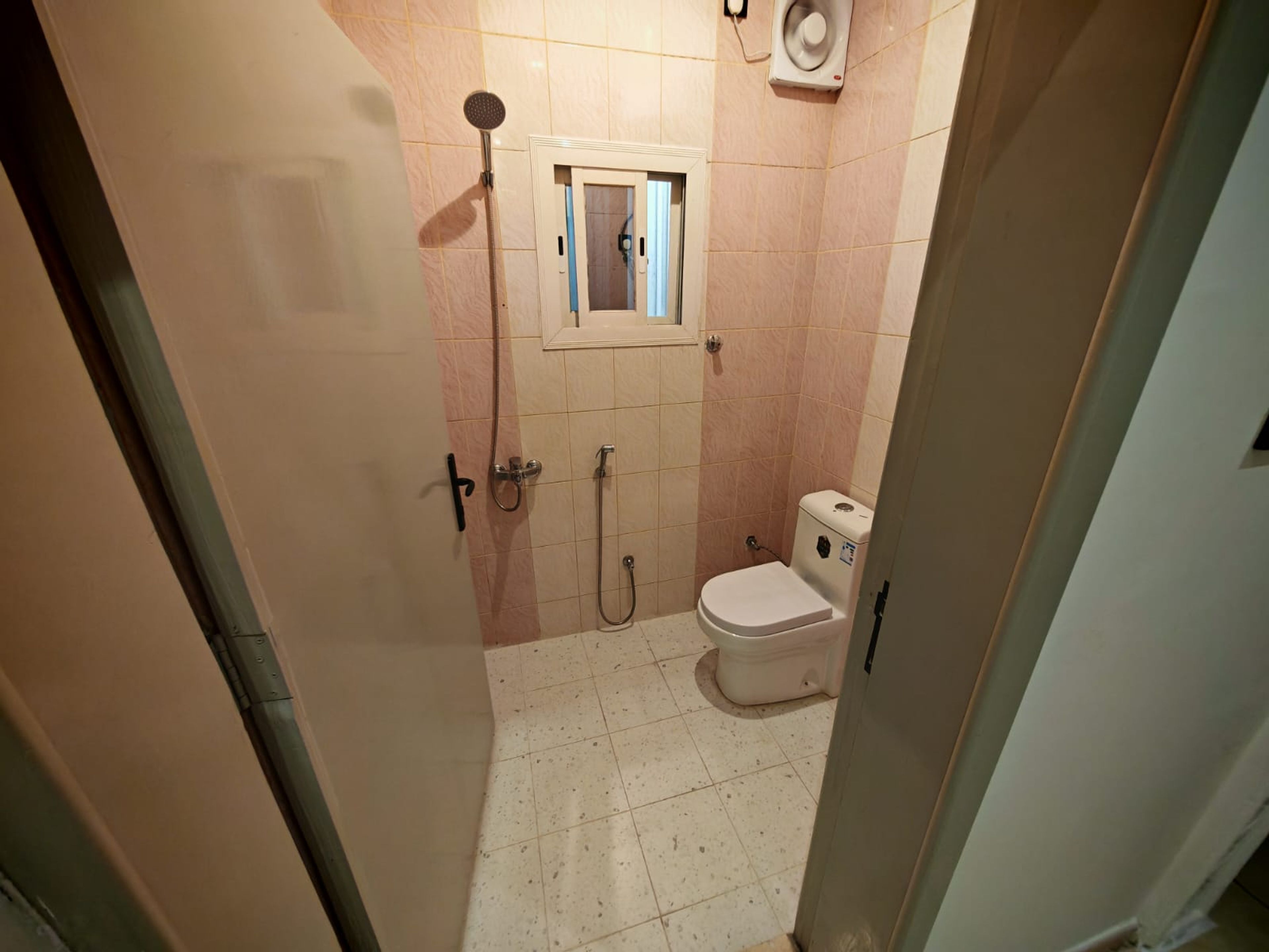 https://img.gathern.co/1400x0/1/vcg5dfQC_AoqX-tBttgUobchkktellyZ.jpeg