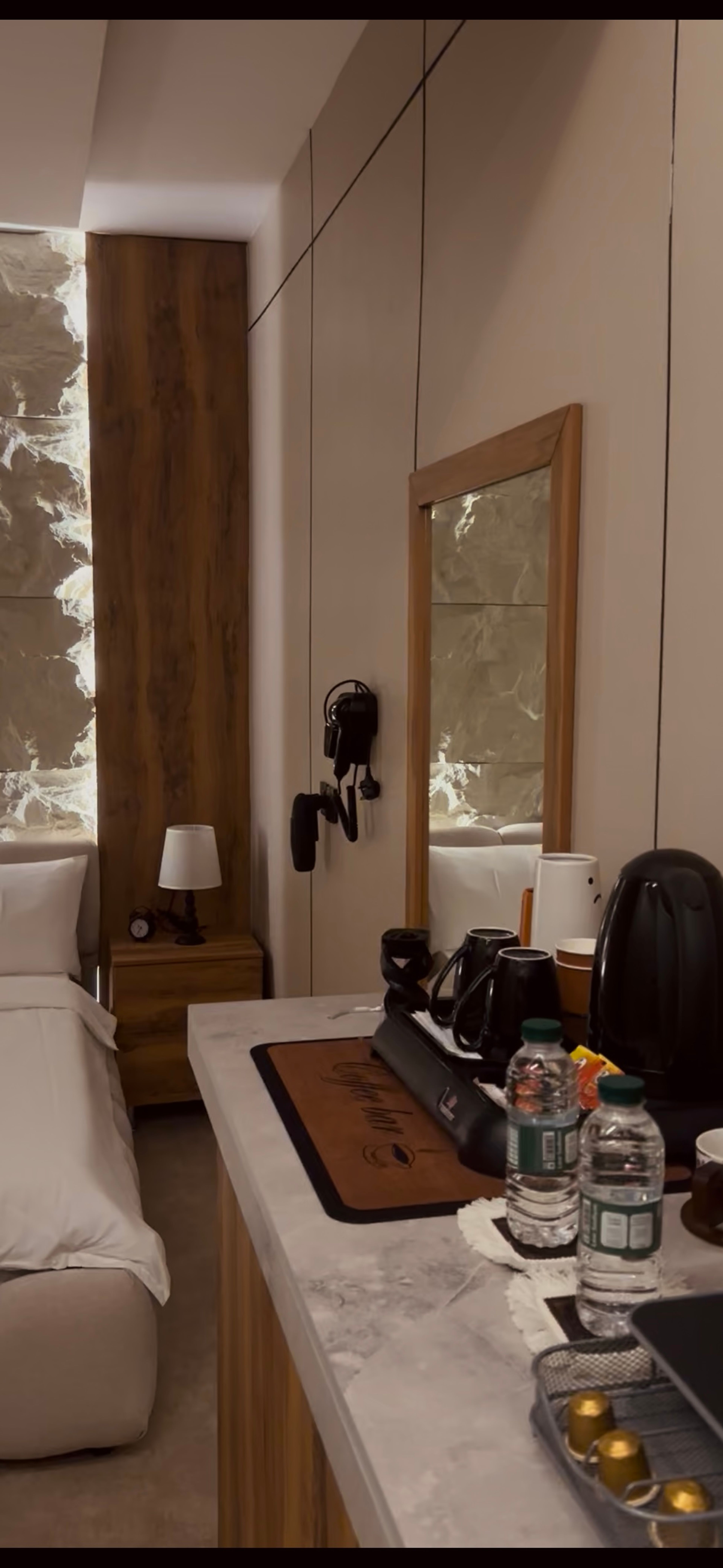 https://img.gathern.co/1400x0/1/vdfIpBx_2hQuTe4WV14xYiiDaOXRrrCK.jpg