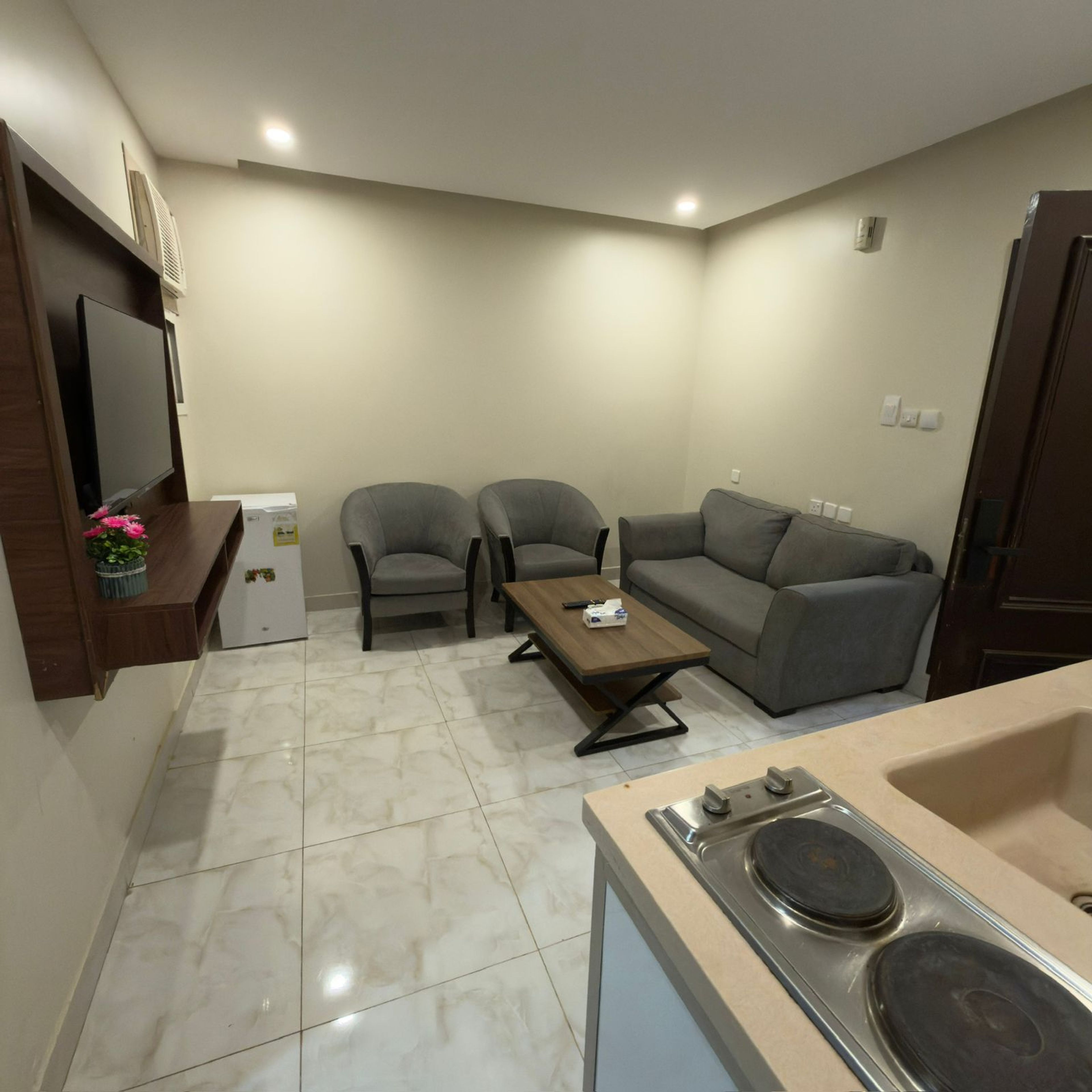 https://img.gathern.co/1400x0/1/yFyVAF6MHWpTd1eNeqwofTm5l-aI0JD0.jpeg