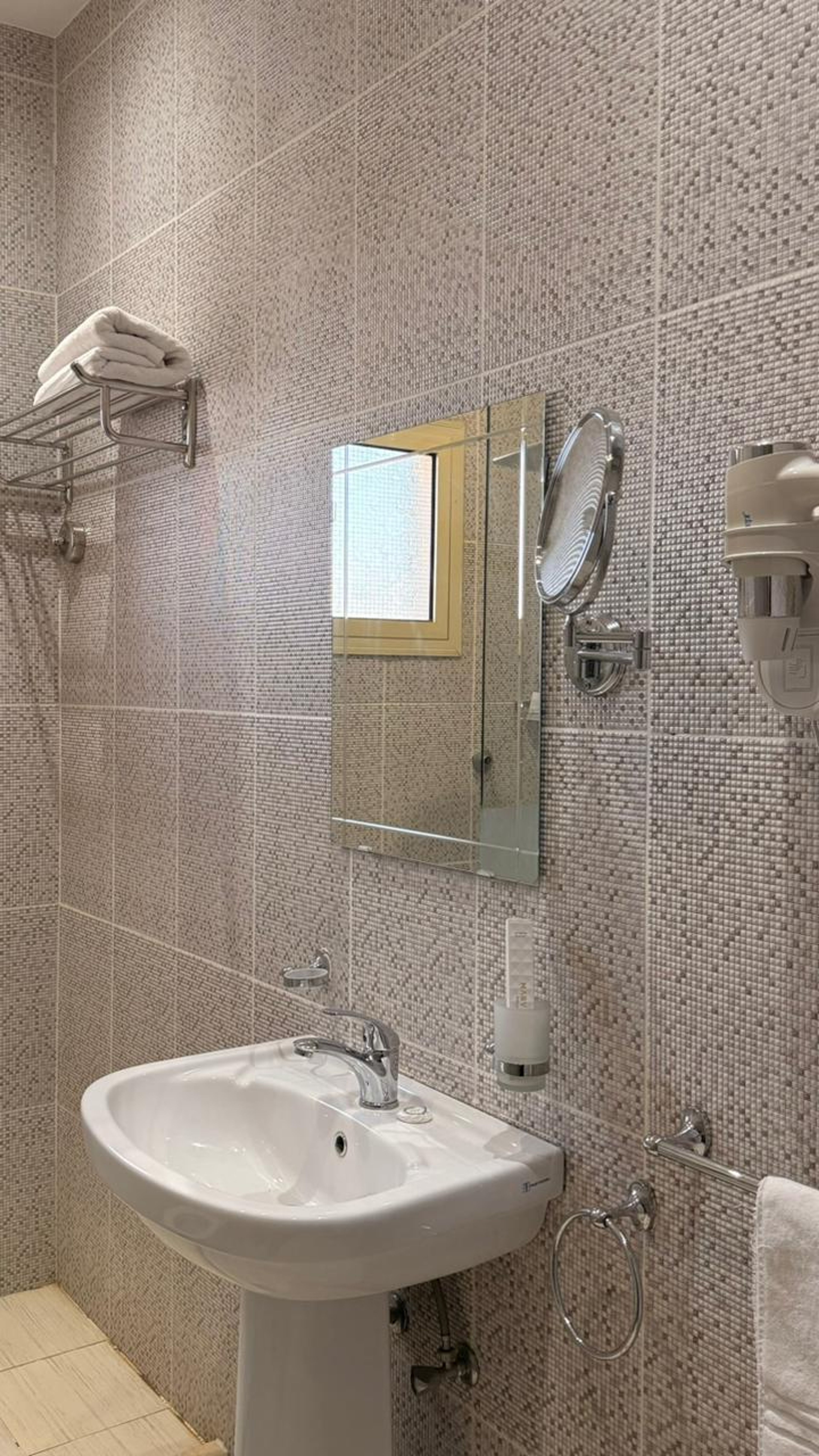 https://img.gathern.co/1024x0/1/ylbAXtuhpSwcbsqRYj0wDU0094ROsEC5.jpeg