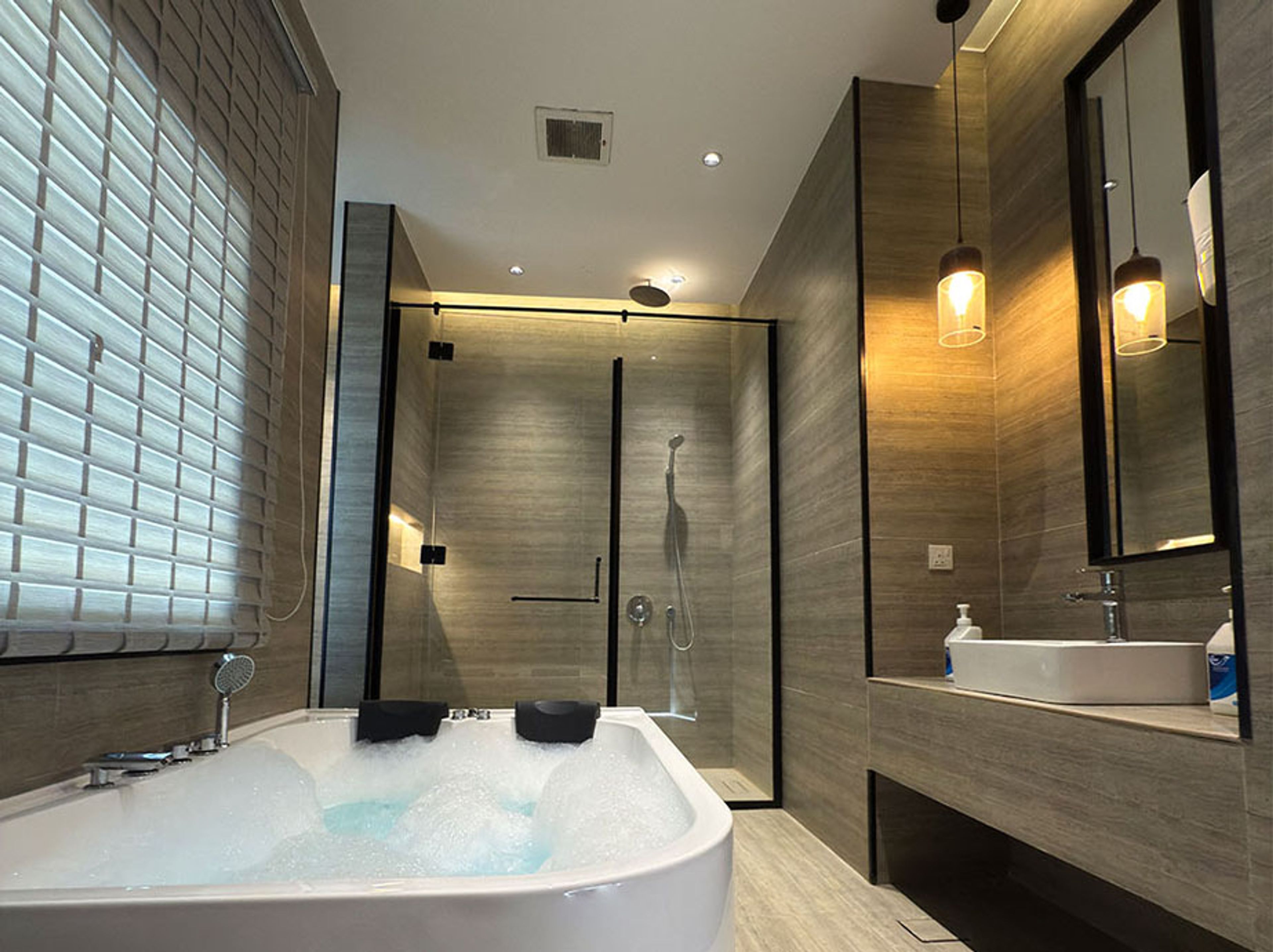 https://img.gathern.co/1400x0/1/zK4kHelh-GsN1F9UoTqyB8sR1U3vlCvv.jpg