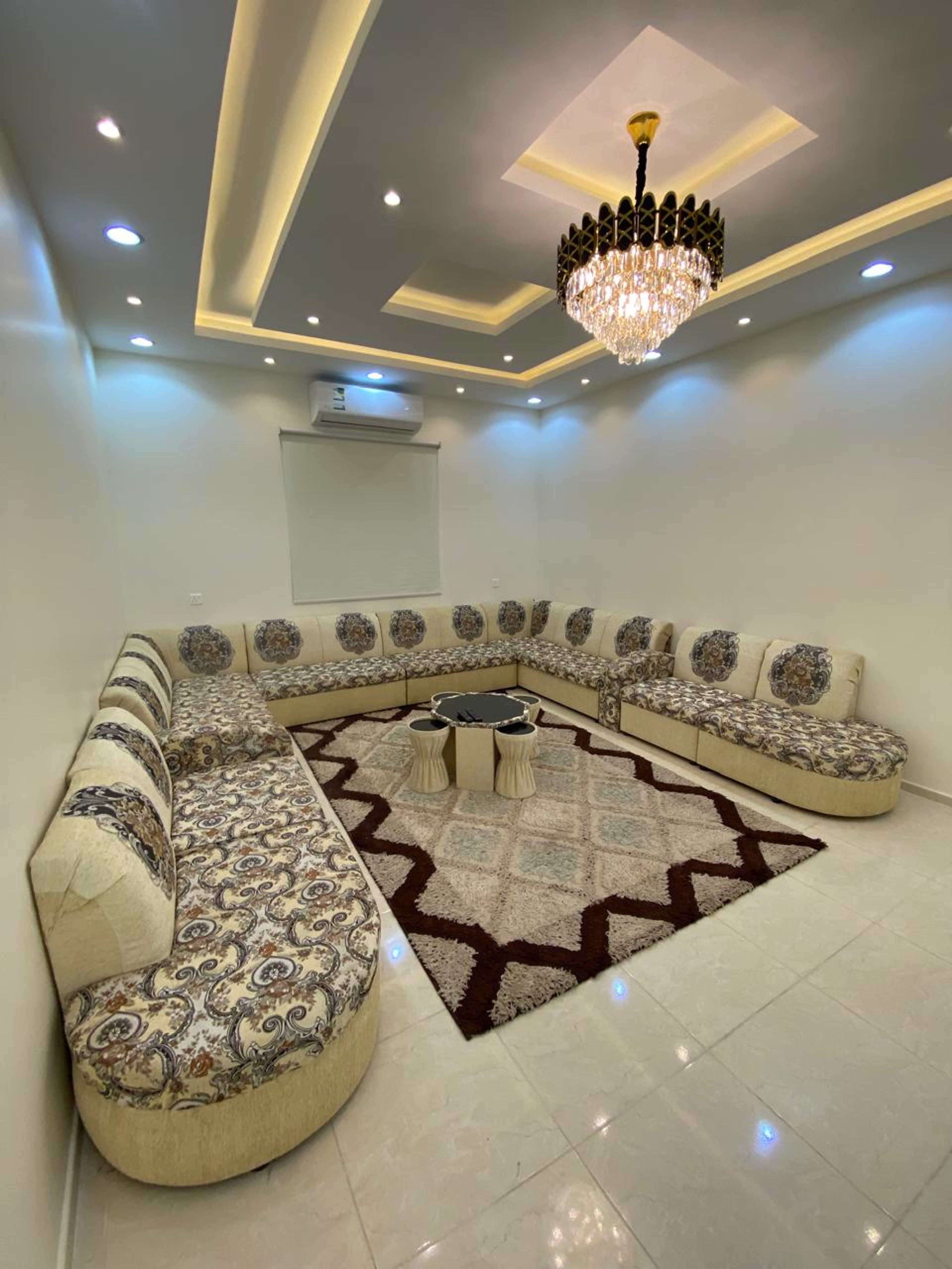 https://img.gathern.co/1400x0/1/zRE-KBUpsIFQ8_NXpZeQIzKBqxjanZW8.jpg