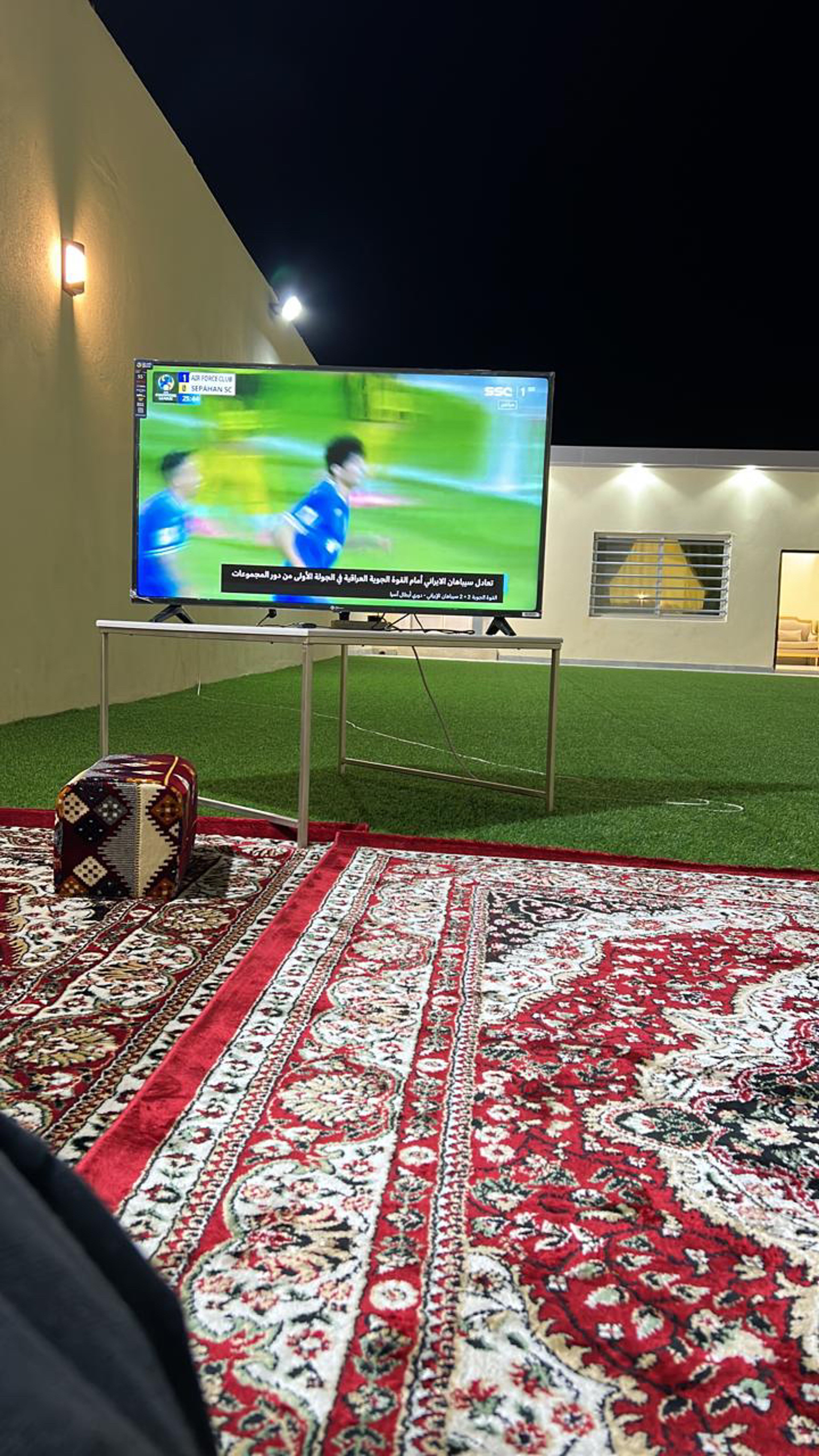 استراحة بمسطح أخضر ومجلس ومسبح 