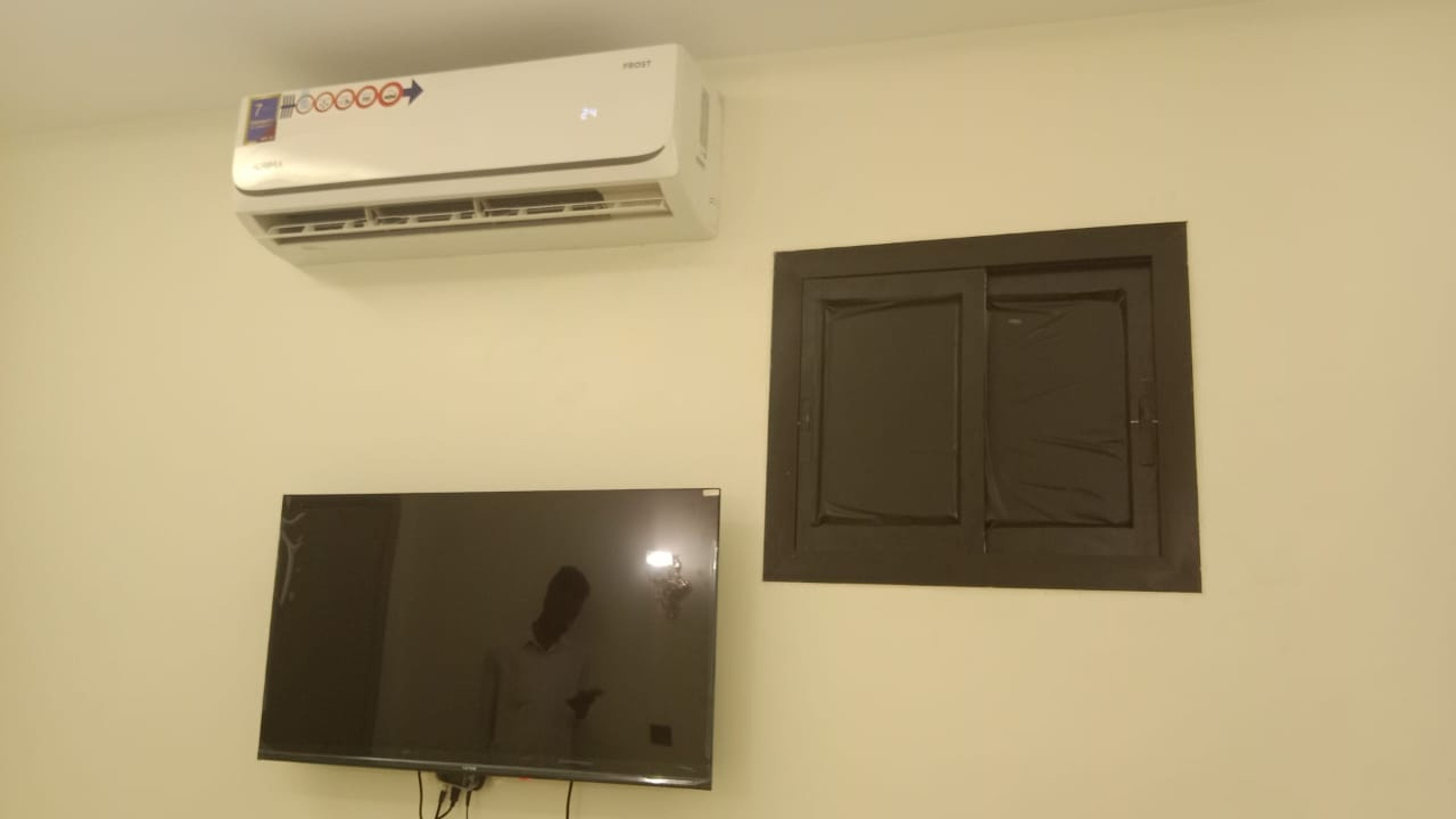 غرفة بسرير ماستر و اثاث مريح