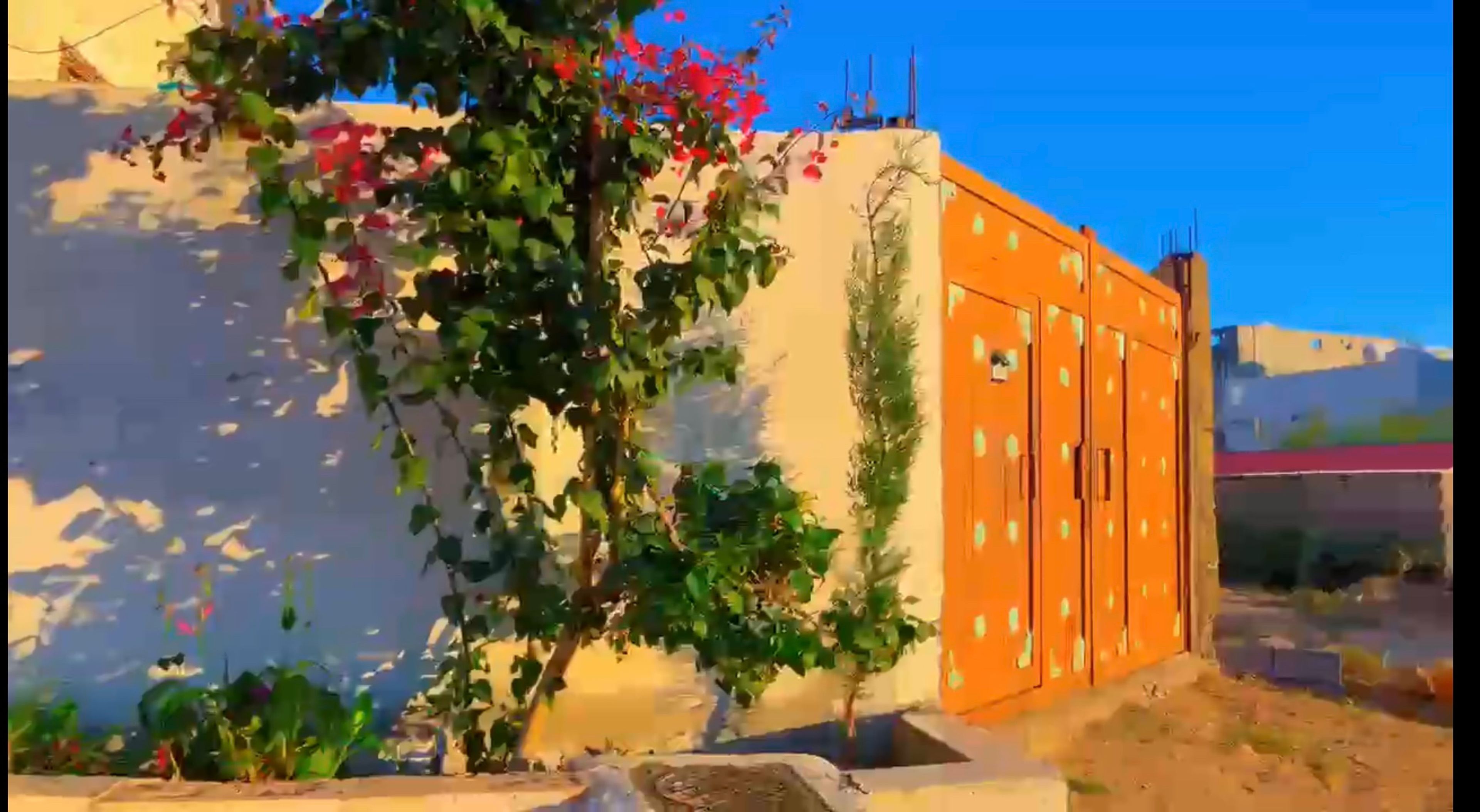 استراحة بصالة جلوس وفناء خارجي