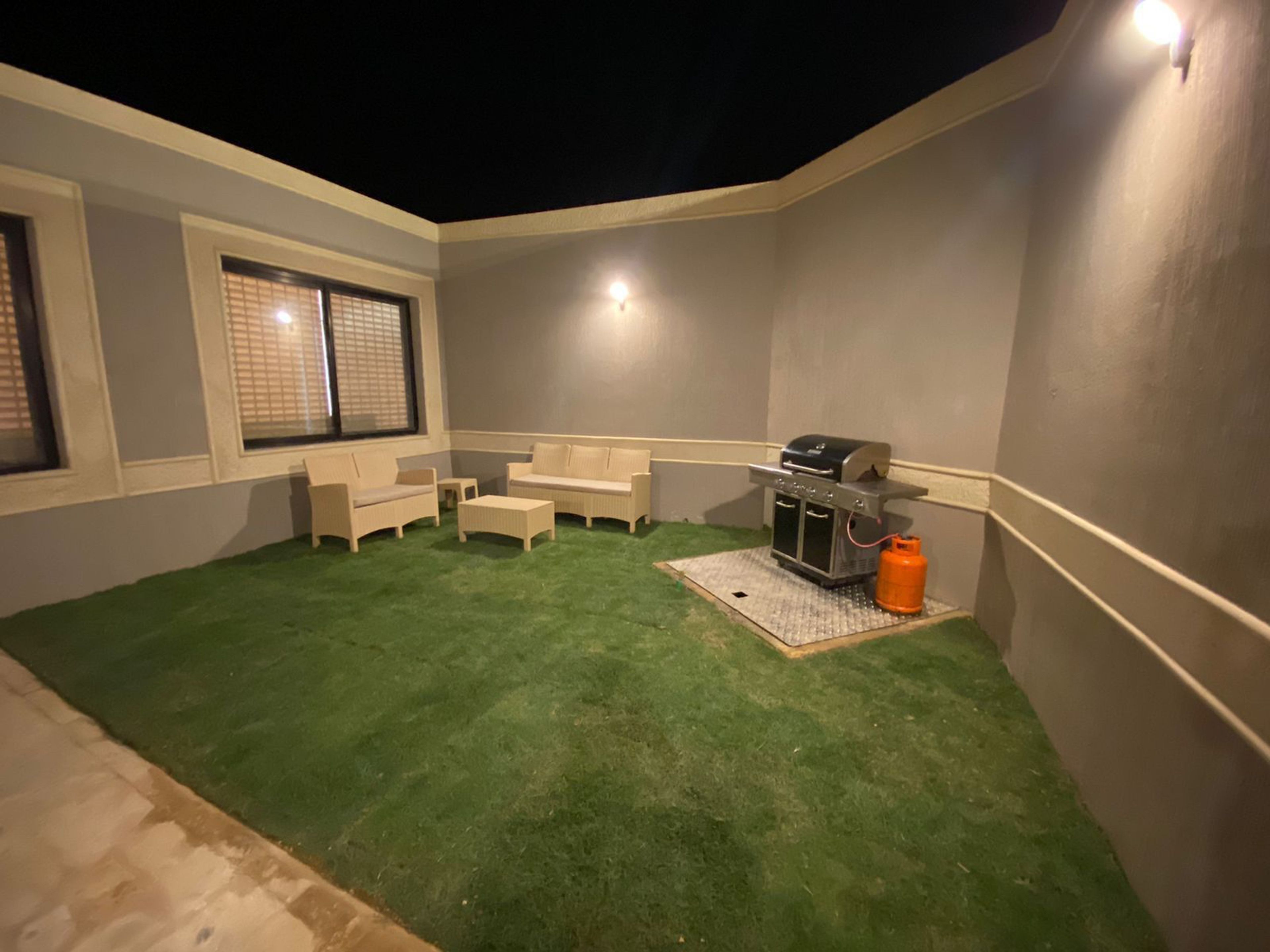 شاليه بمسطح اخضر وجلسة خارجية 