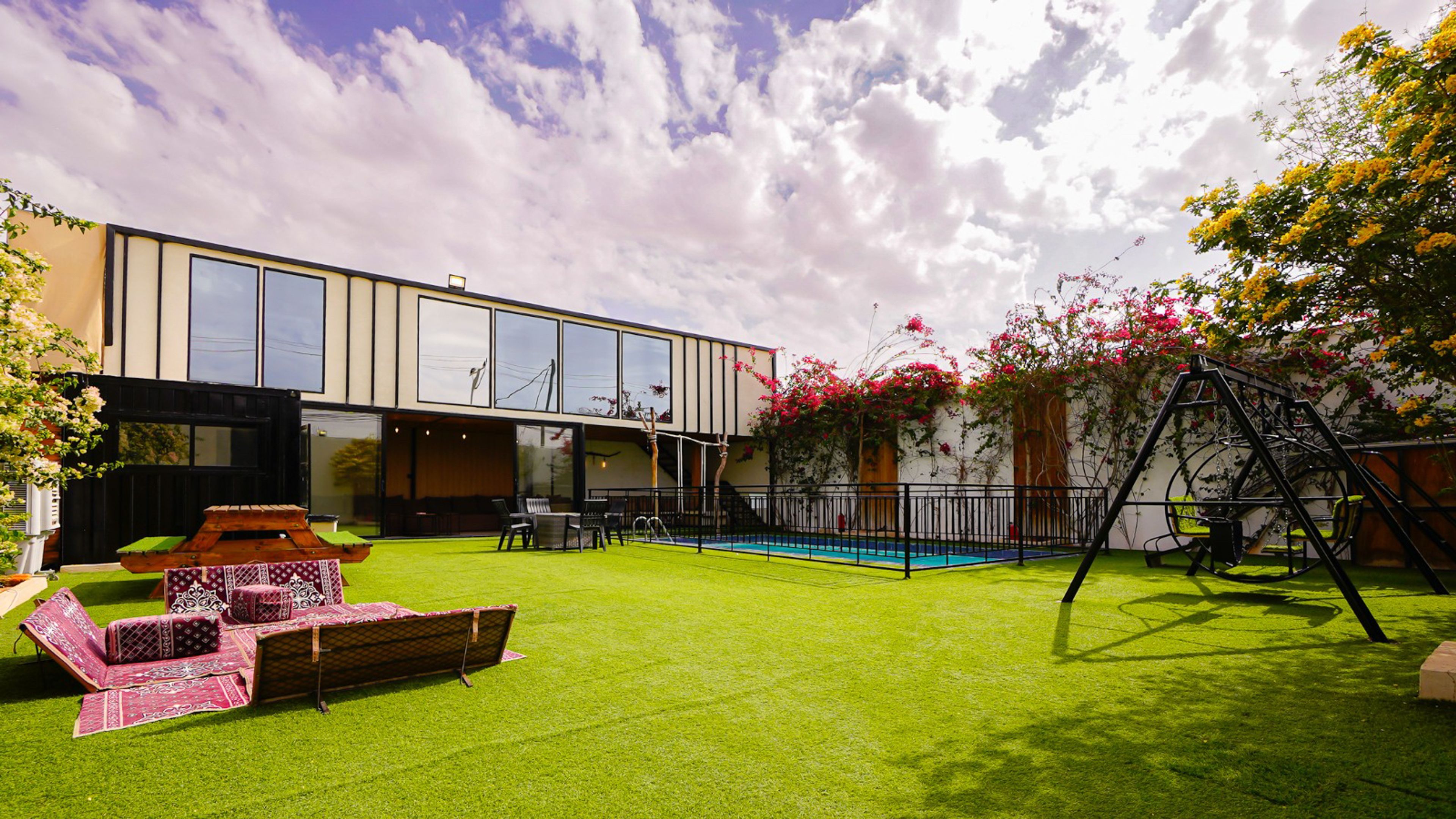 شاليه بمسبح خارجي وجلسة خارجية