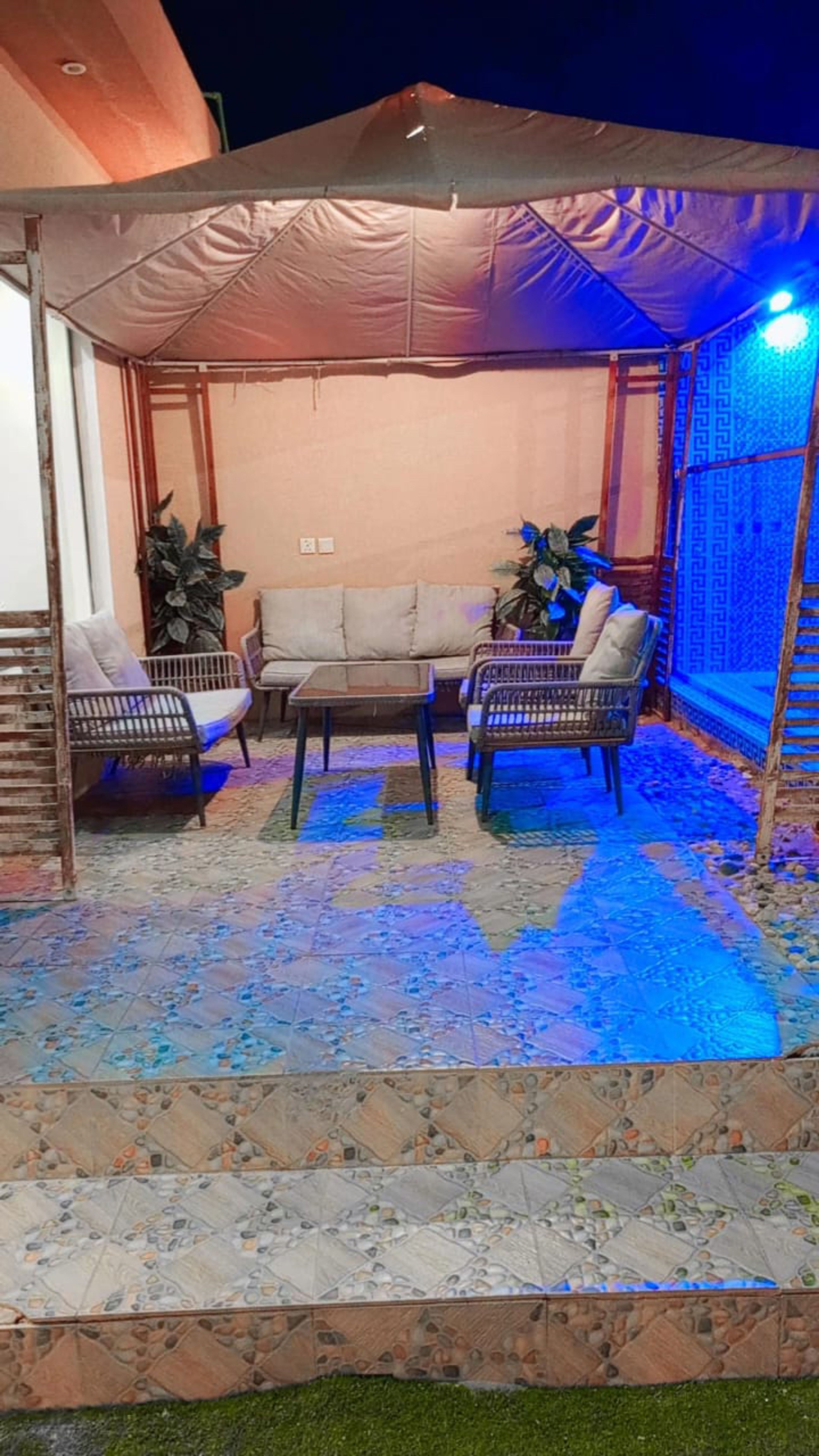 شاليه بجلسة خارجية ومسبح 