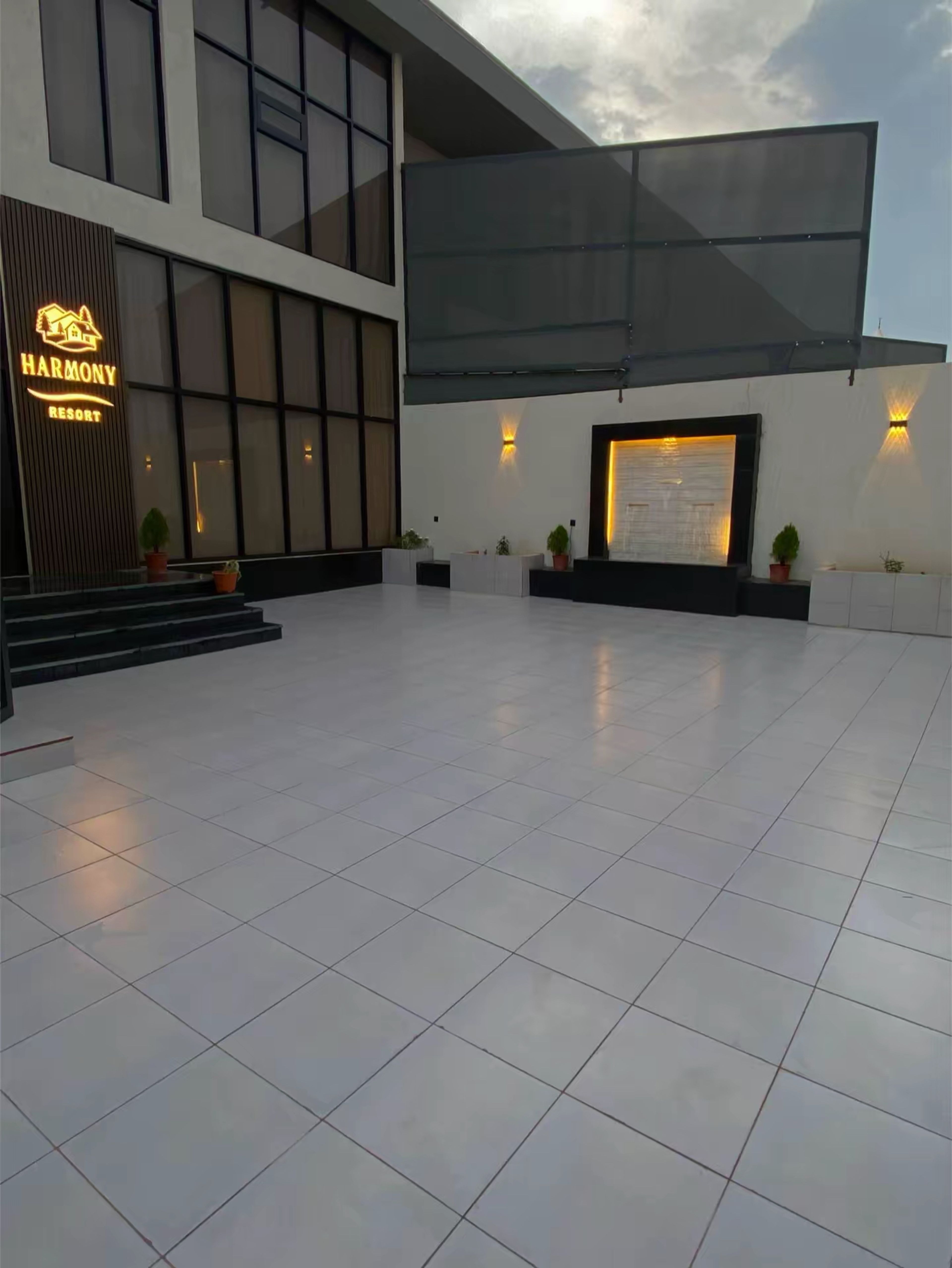 شاليه بصالة مطلة على المسبح 
