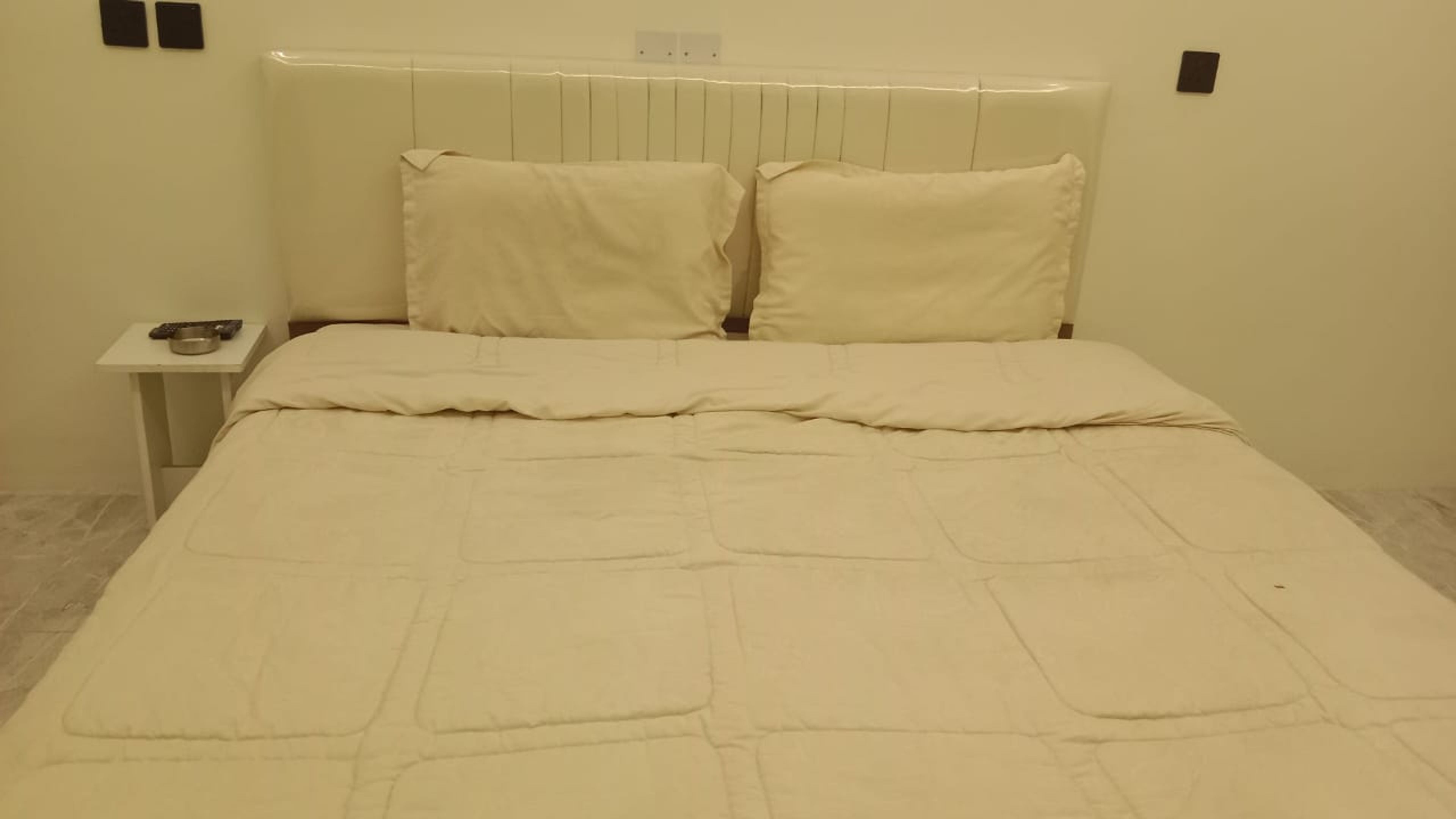 غرفة بسرير ماستر و اثاث مريح