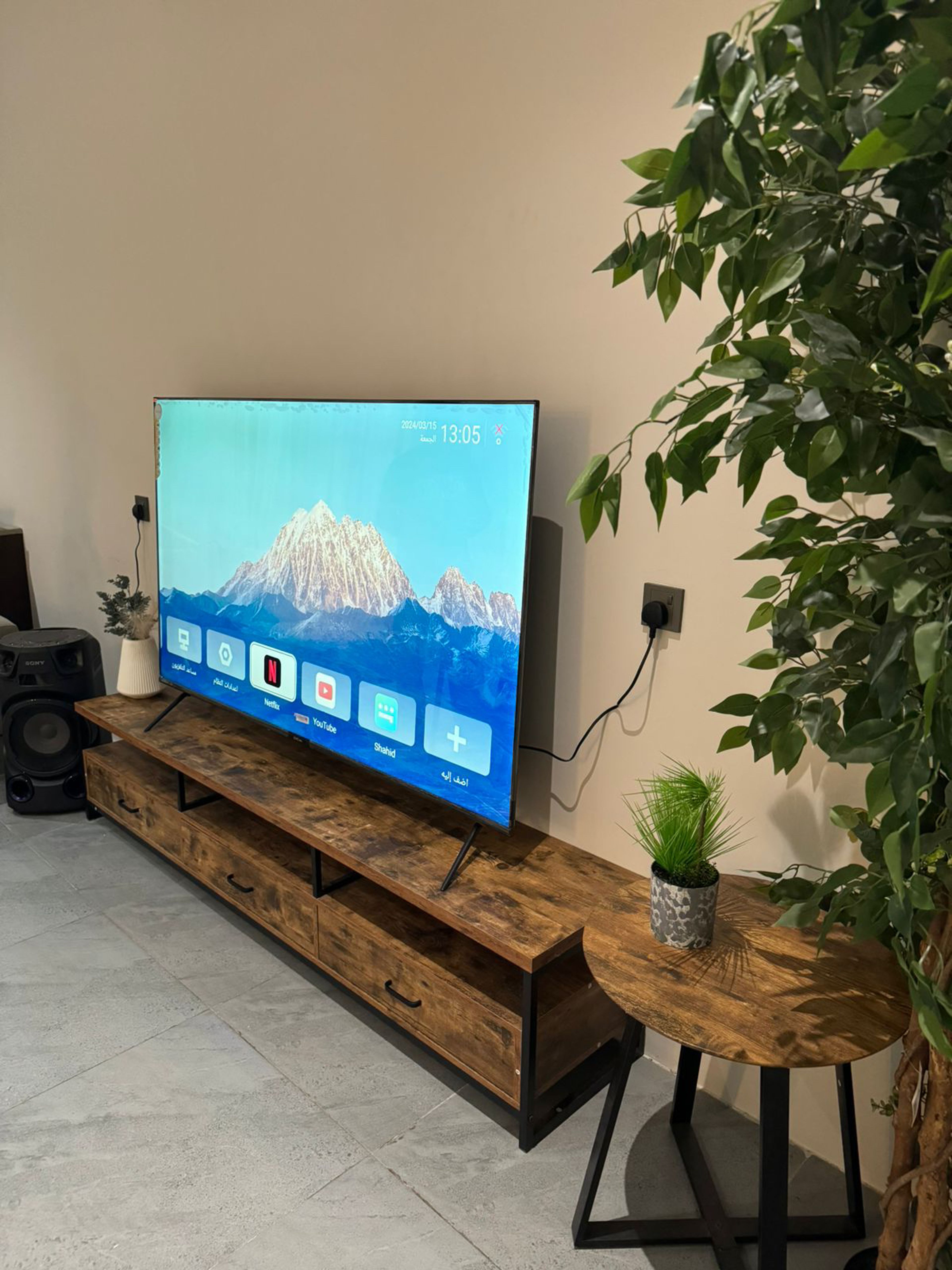 شاليه بصالة مطلة على المسبح