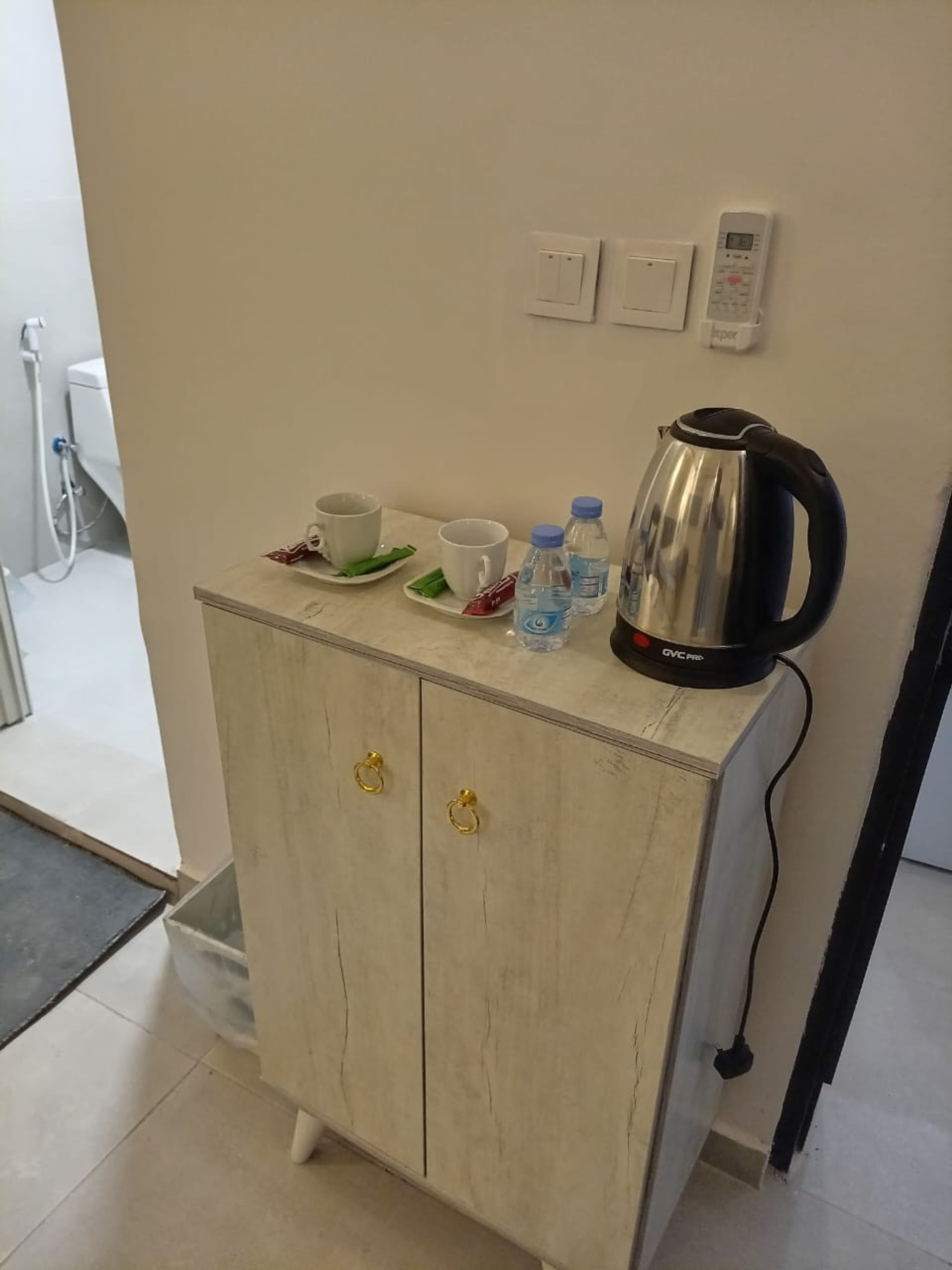 غرفة بأثاث مريح وبسيط 