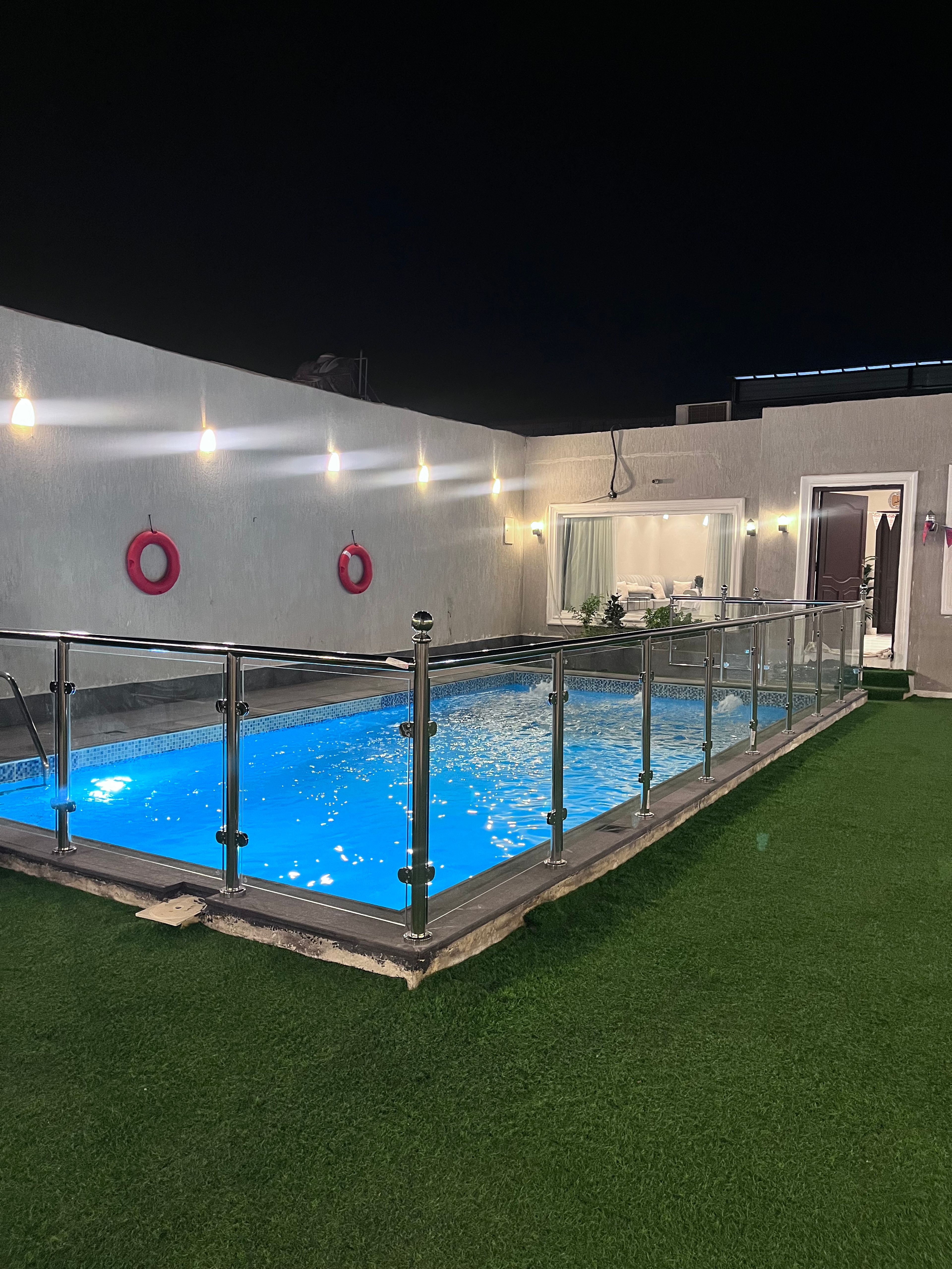 شاليه بمجلس مطل على المسابح 