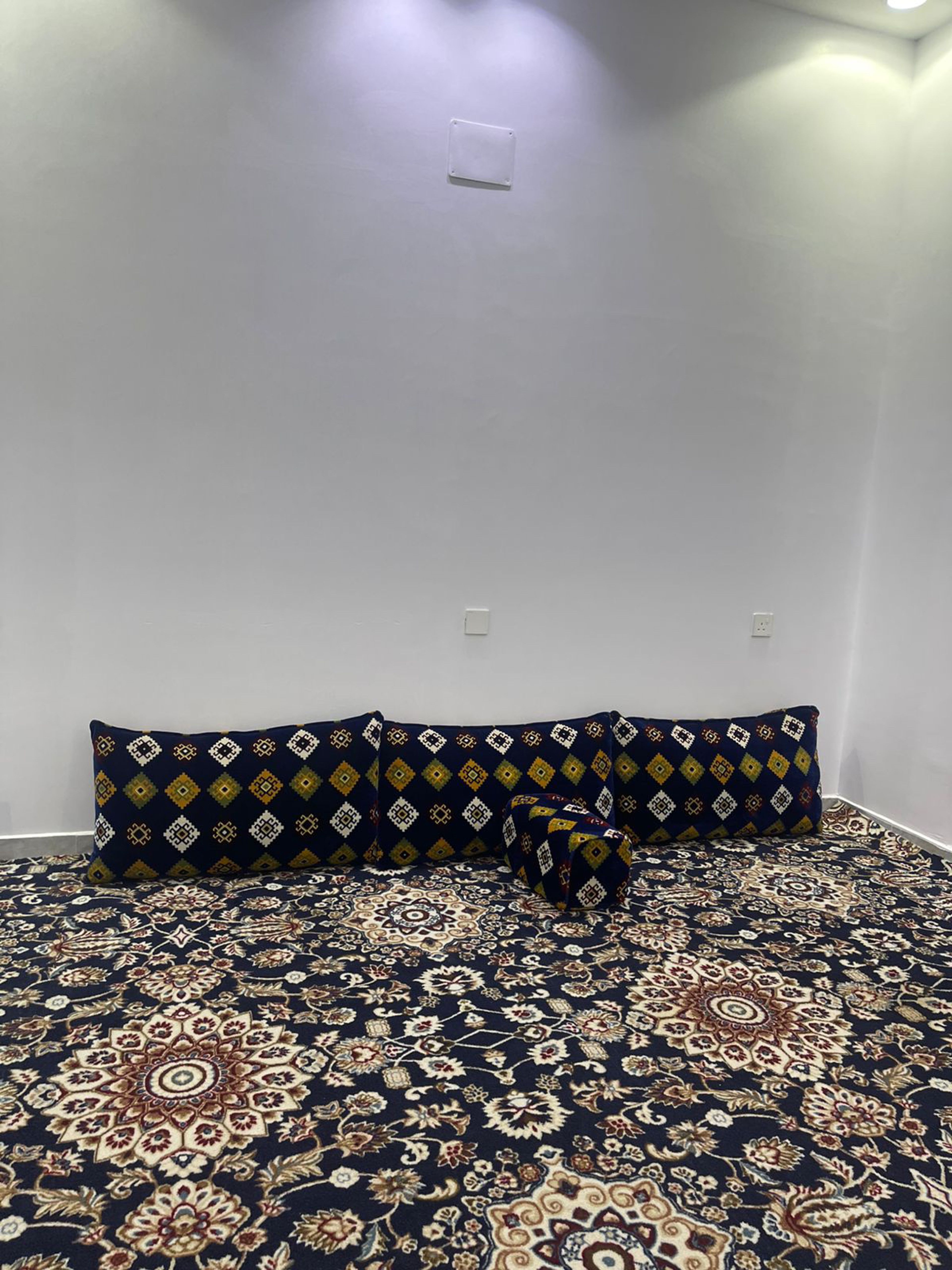 استديو بأثاث مريح وبسيط 