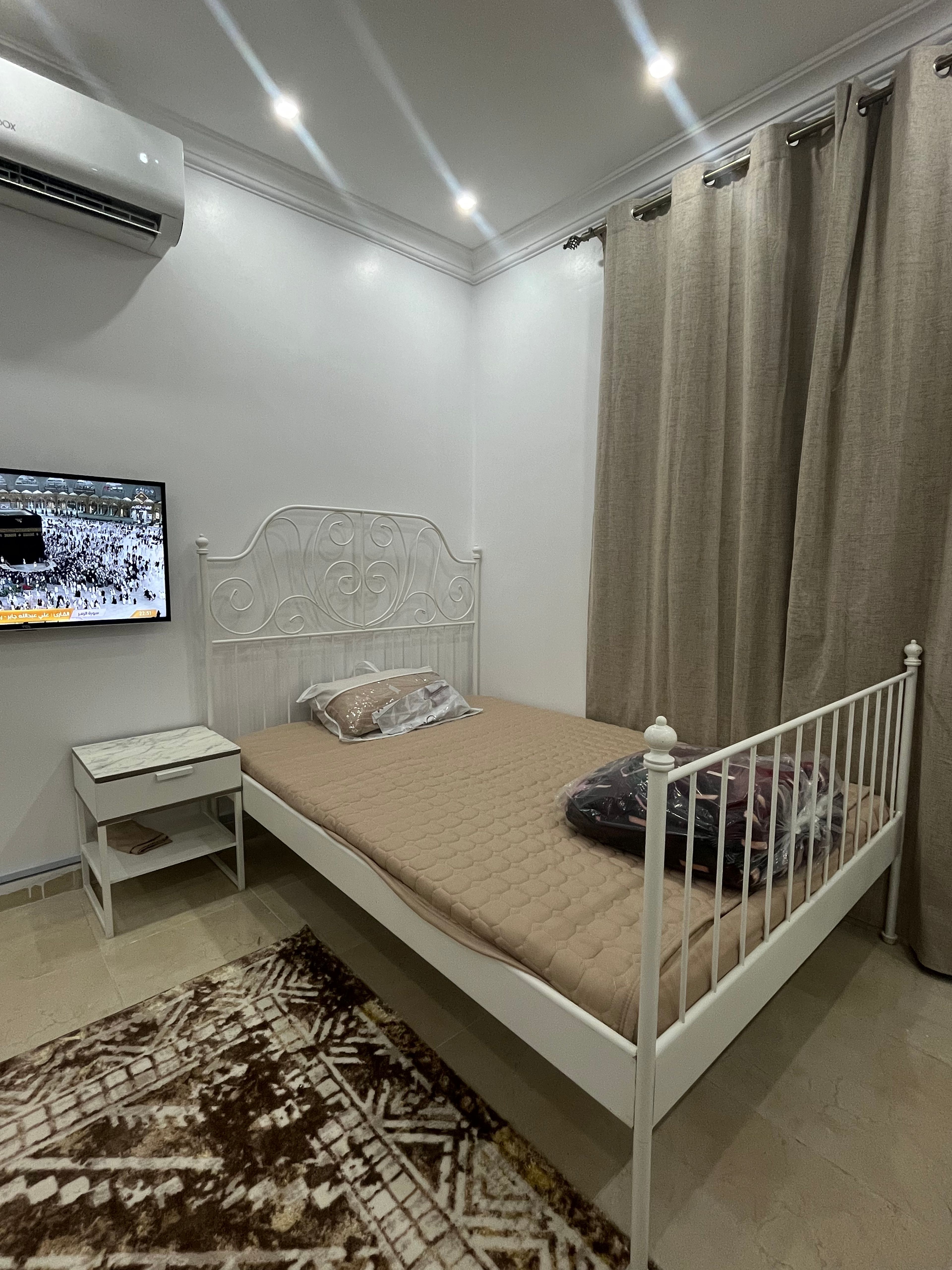 استديو بأثاث مريح وبسيط 
