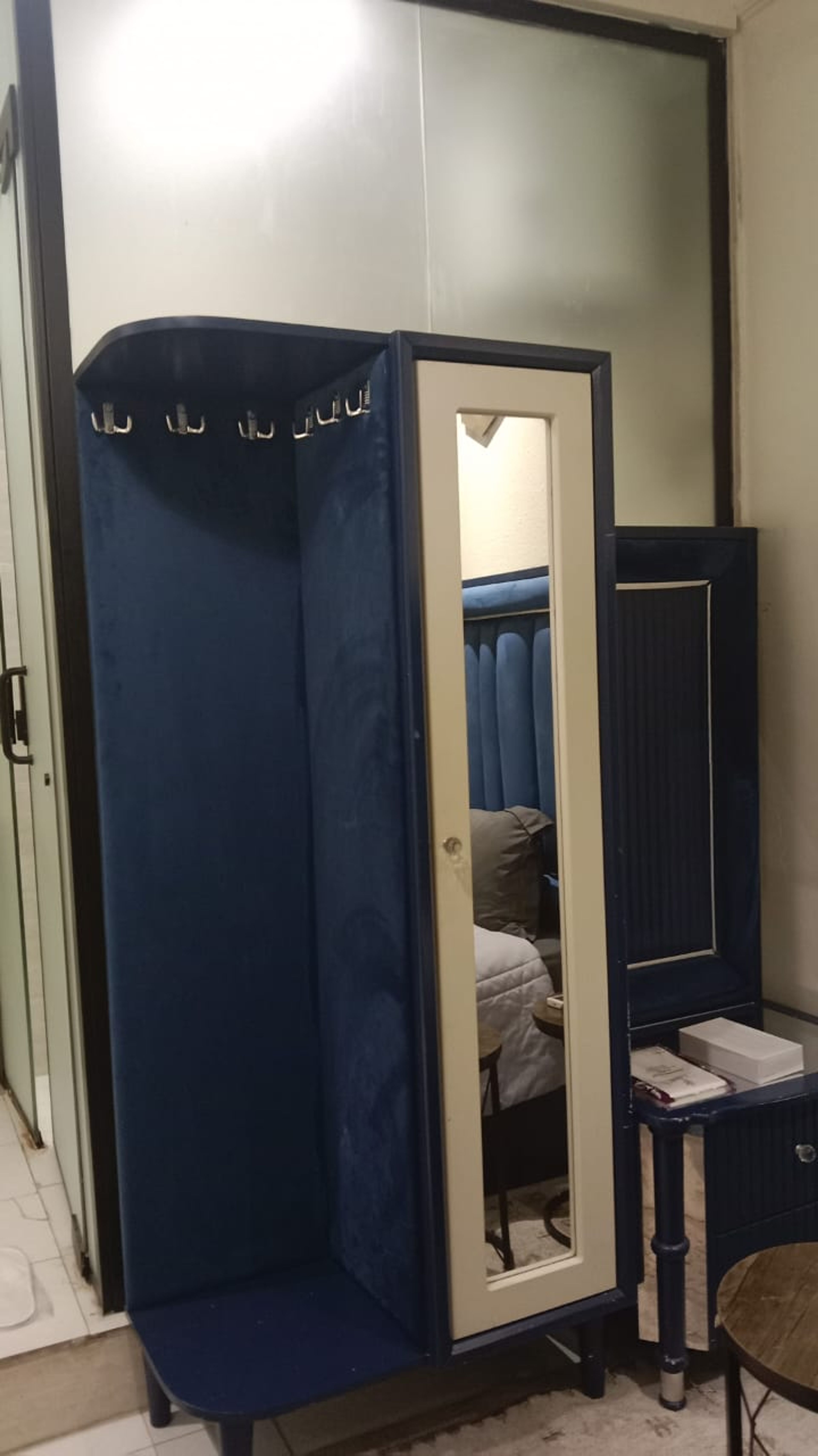 غرفة بسرير ماستر وأثاث مريح
