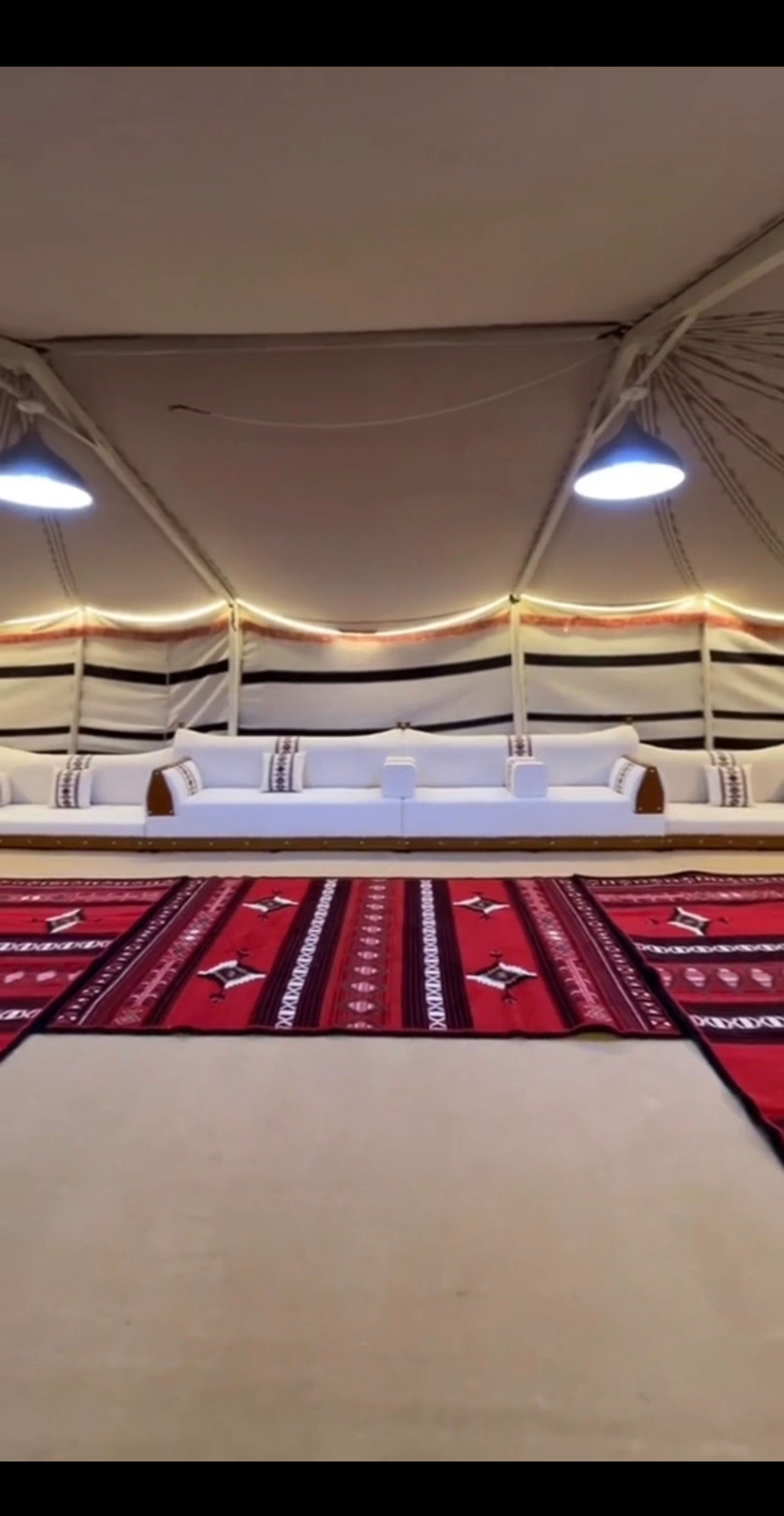 مخيم ببيت شعر و ملعب كرة طائرة