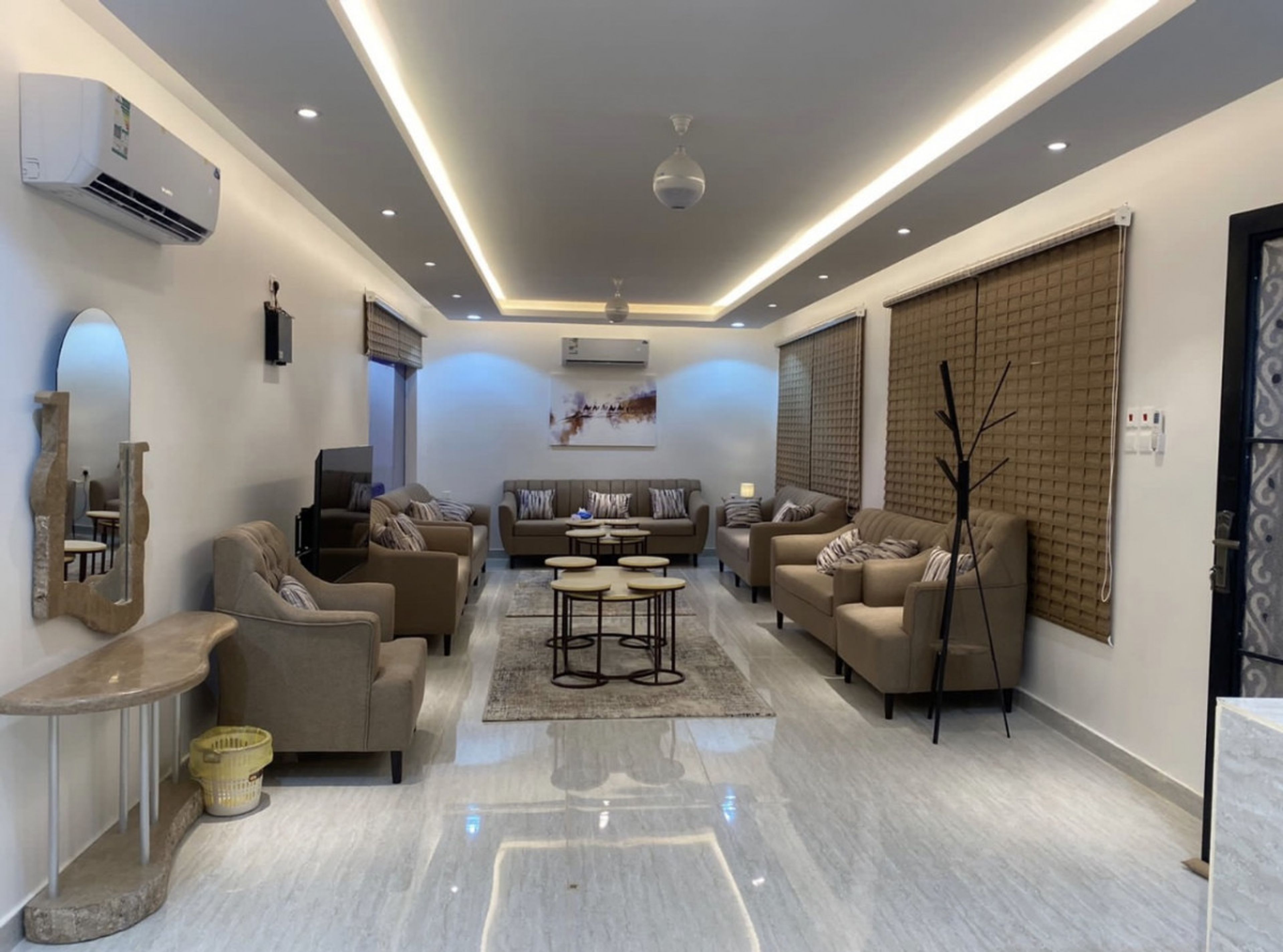 شاليه بمسطح اخضر وجلسة خارجية 