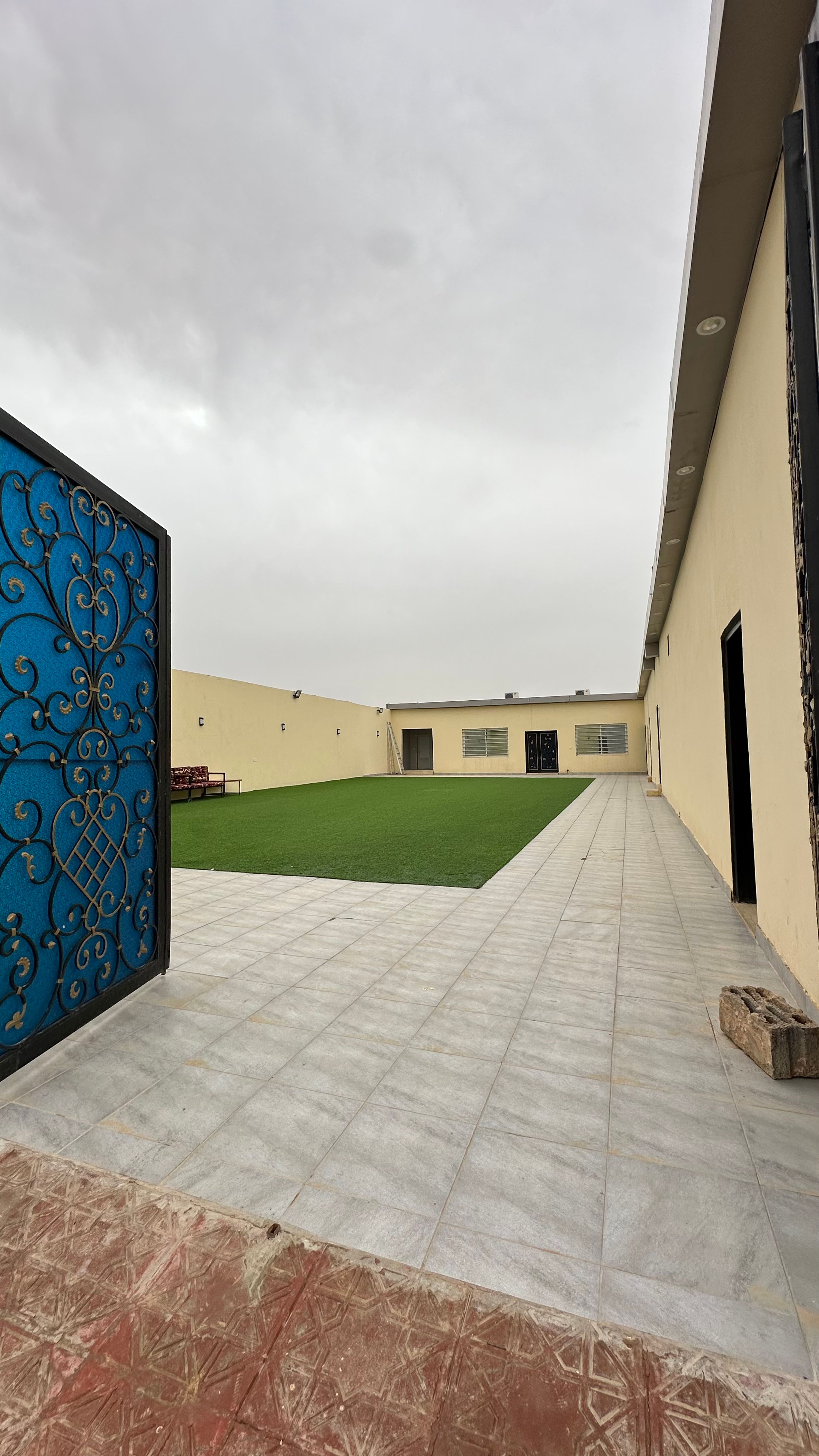 استراحة بمسطح أخضر ومجلس ومسبح 