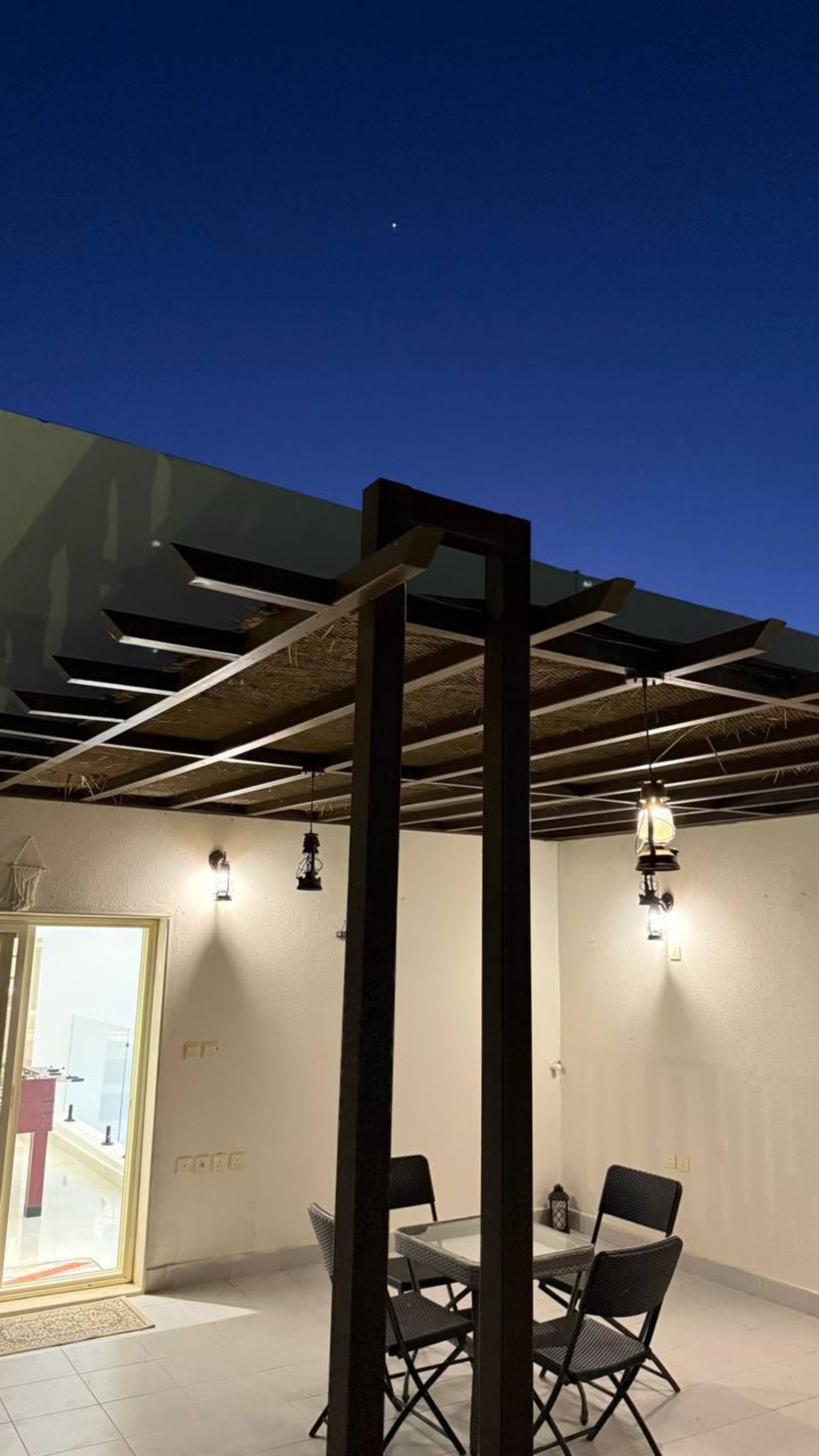 شاليه بجلسة تطل على مسبح خارجي 