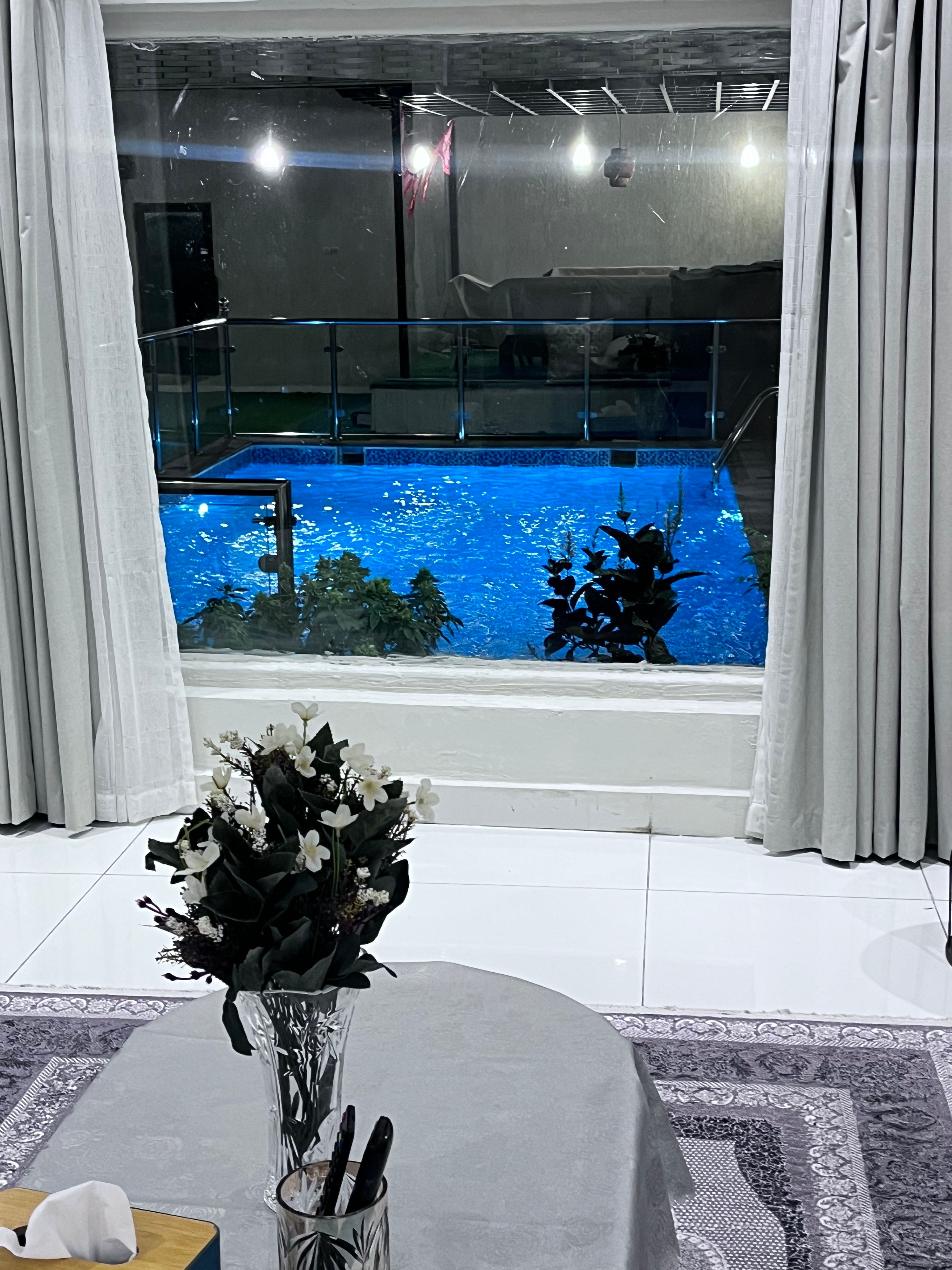 شاليه بمجلس مطل على المسابح 