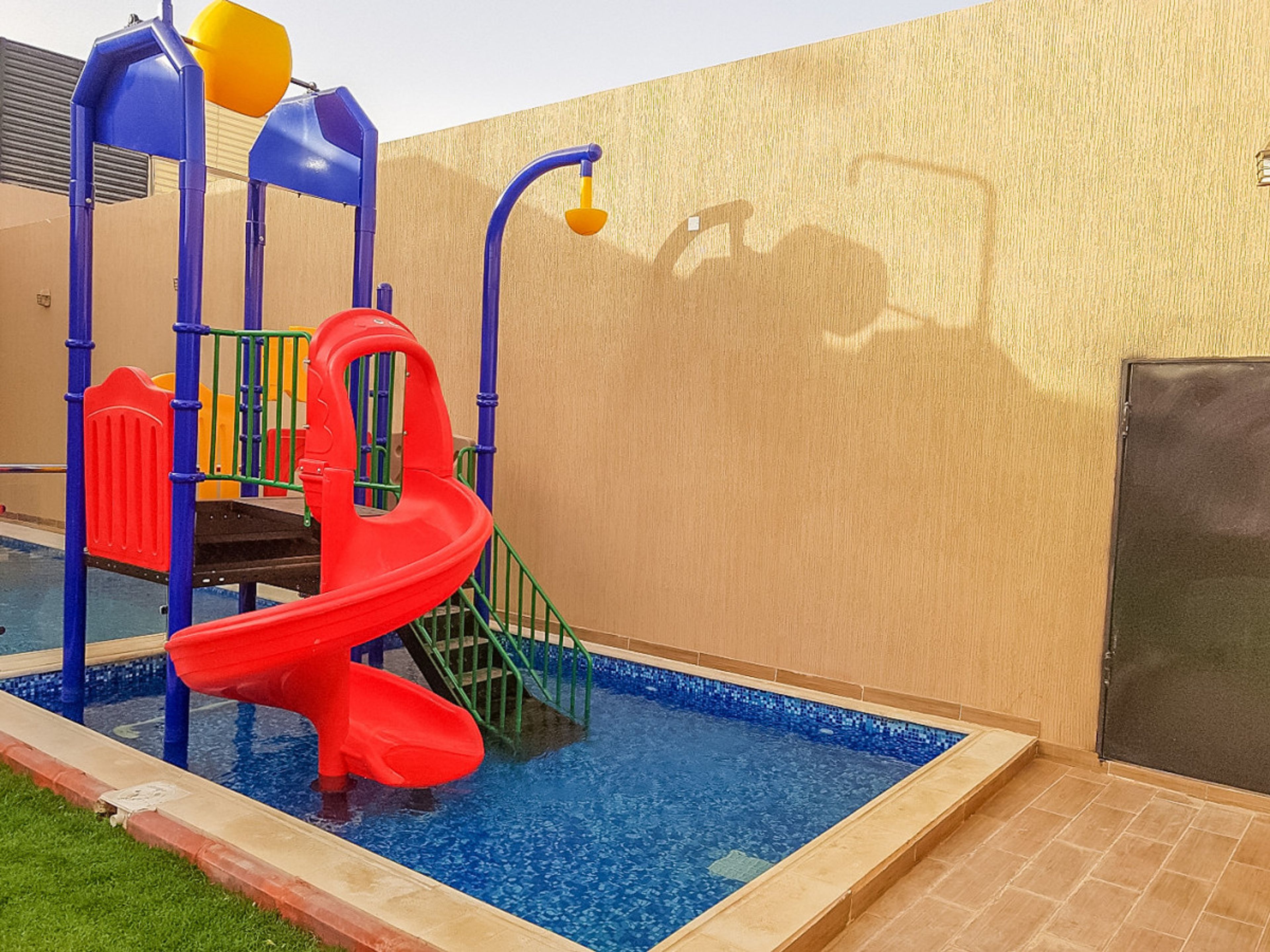  شاليه بمسبح وألعاب مائية 