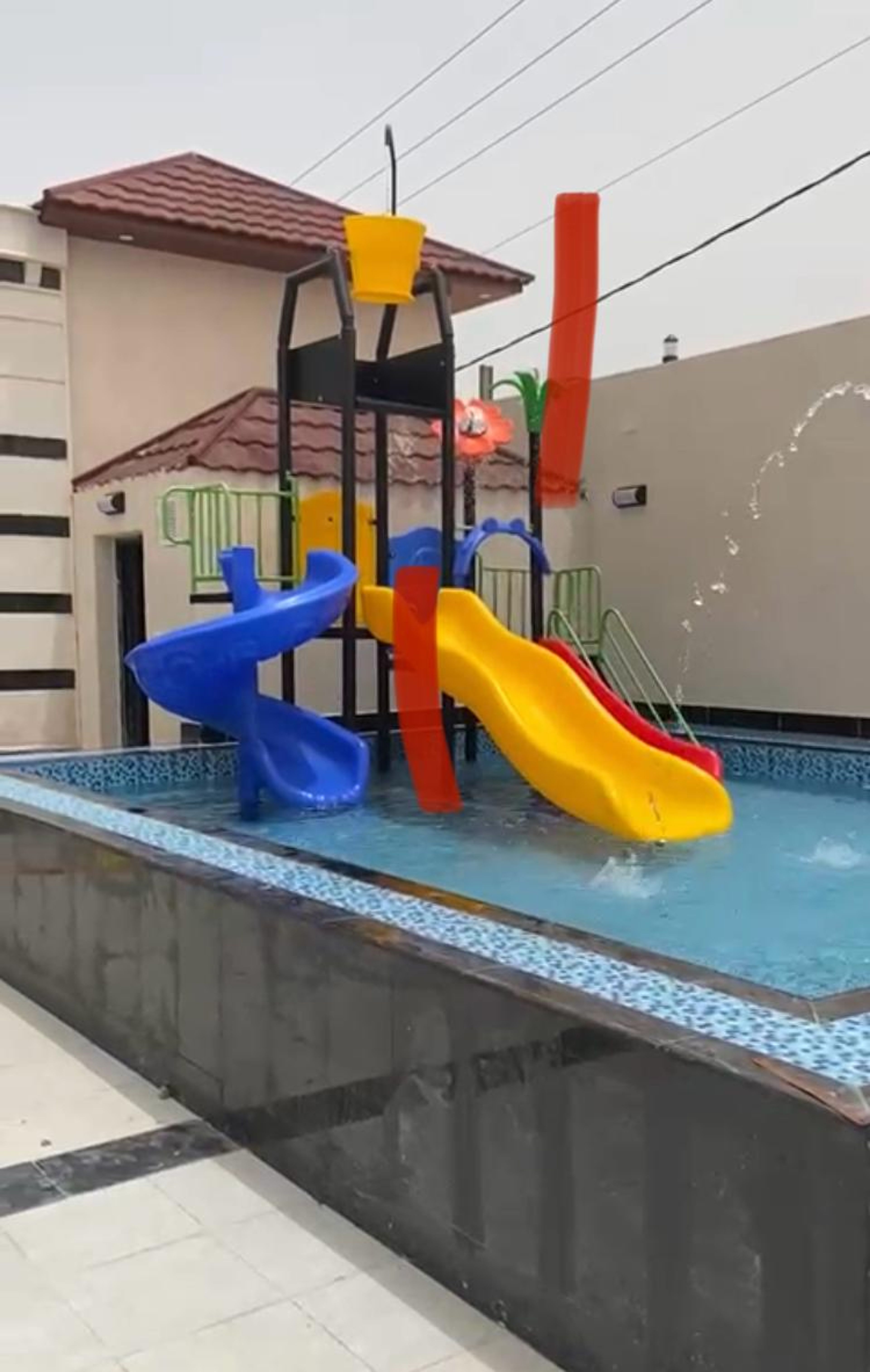 شاليه جميل بألعاب مائية