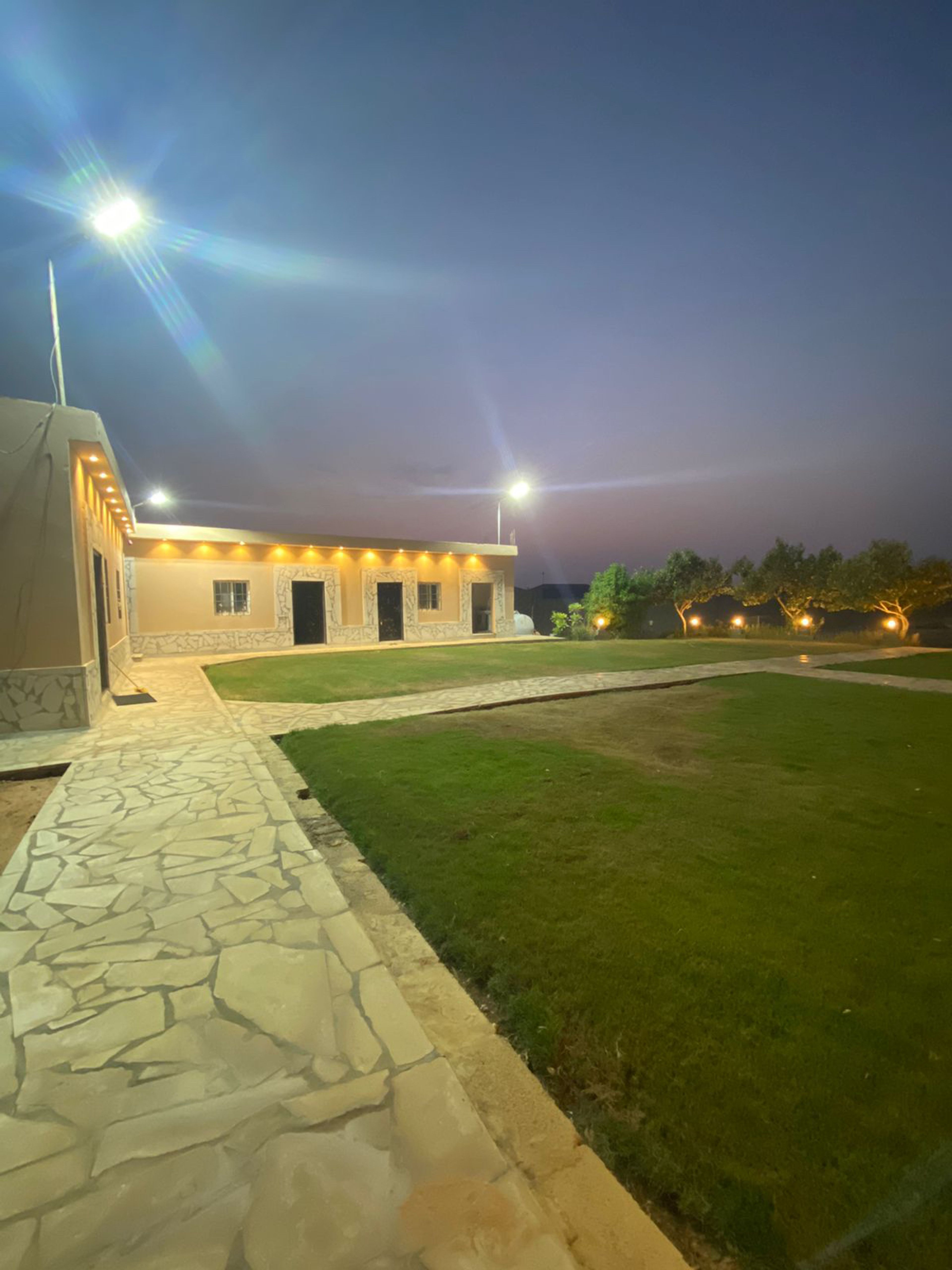 مزرعة ببيت شعر ومسطح اخضر