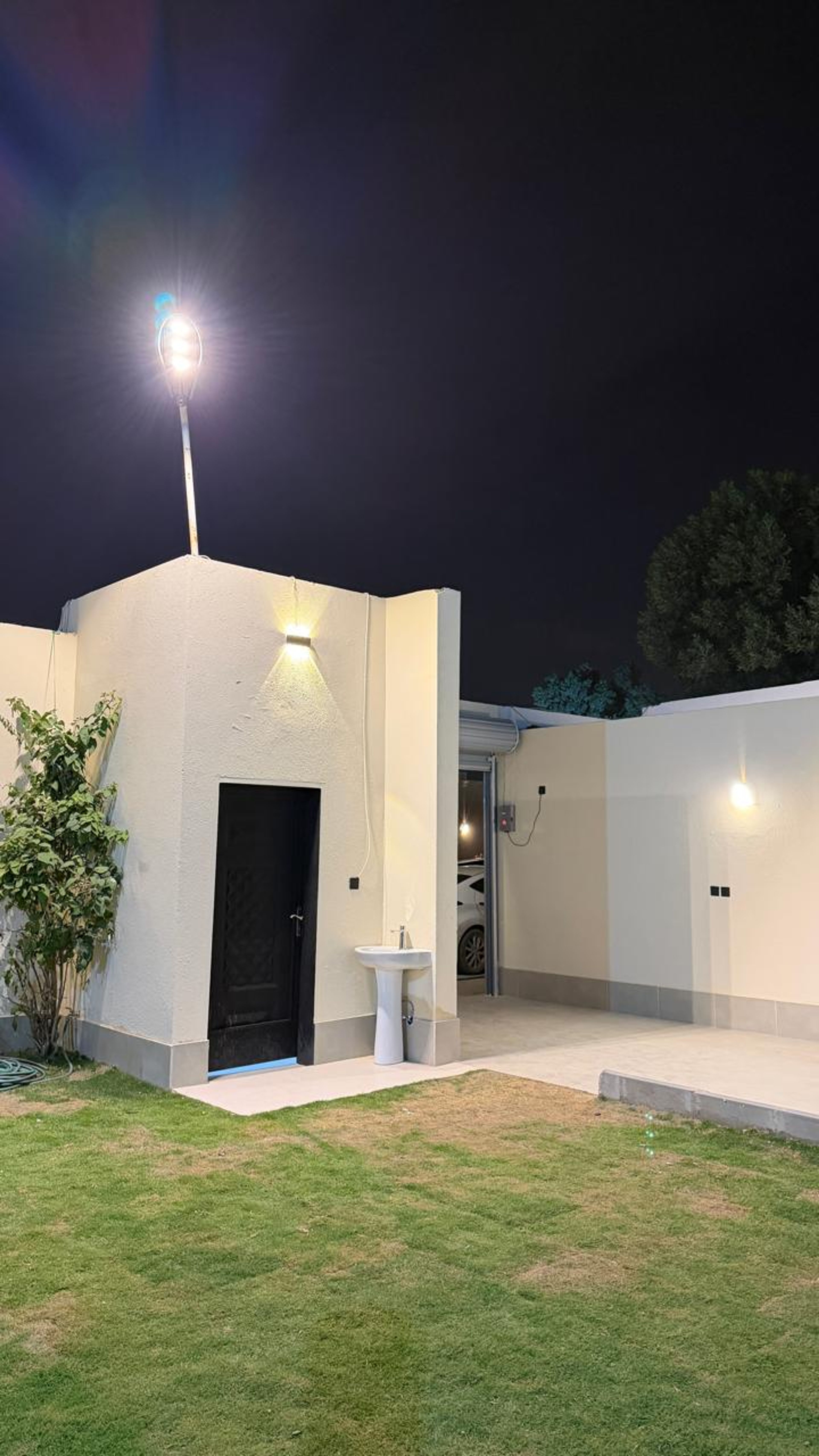 شاليه بمسطح اخضر وجلسة خارجية